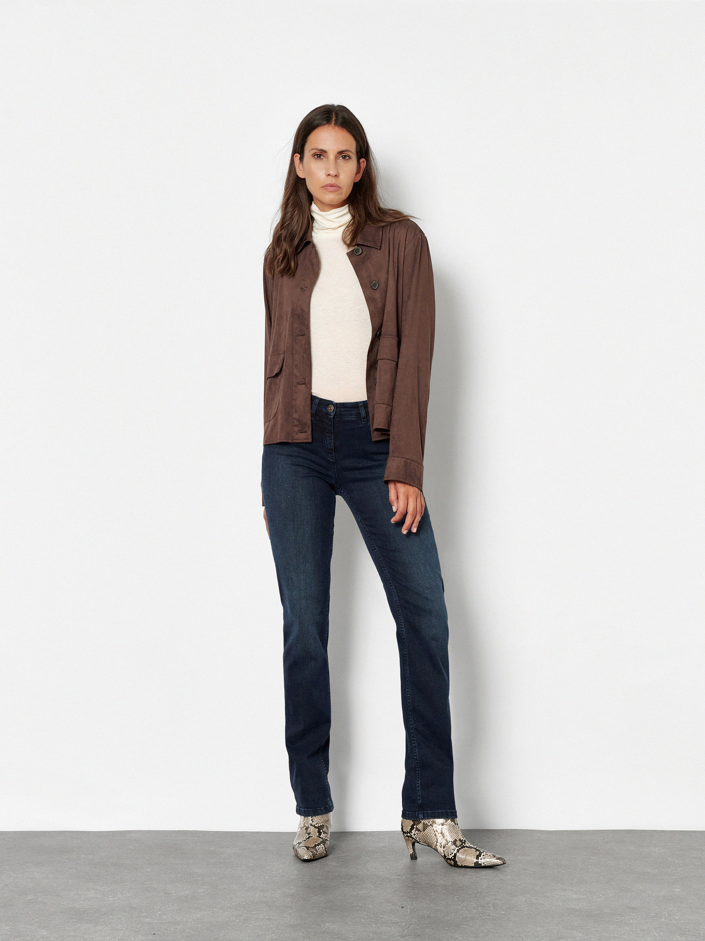 Damenjeans Perfect Shape in Dark Blue, regular-Fit Jeans mit Shapingeffekt, Outfitansicht am Model