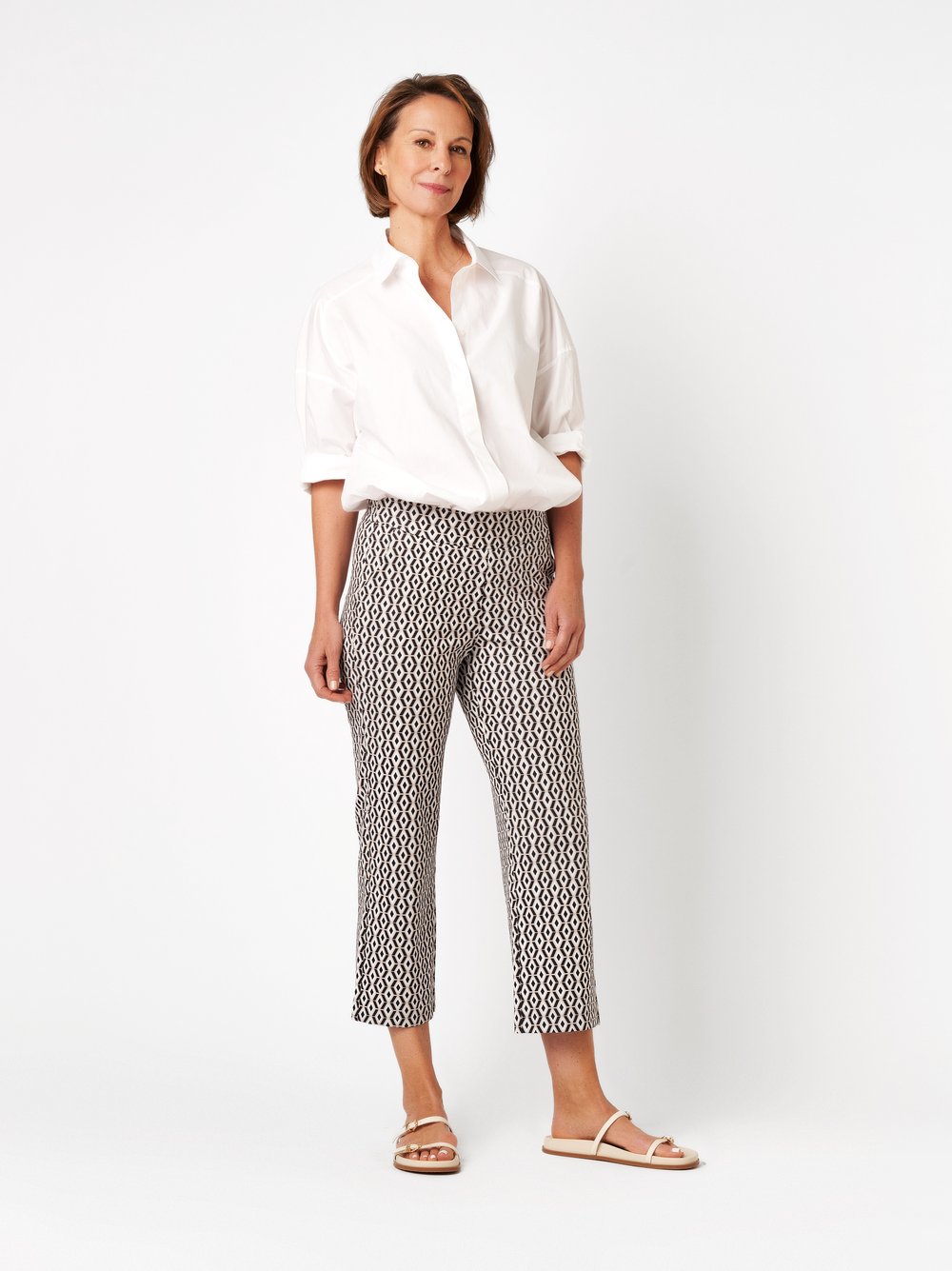 Damenhose Scarlet 3/4 in offwhite / black, Weite 3/4-Hose mit grafischem Muster, Outfitansicht am Model