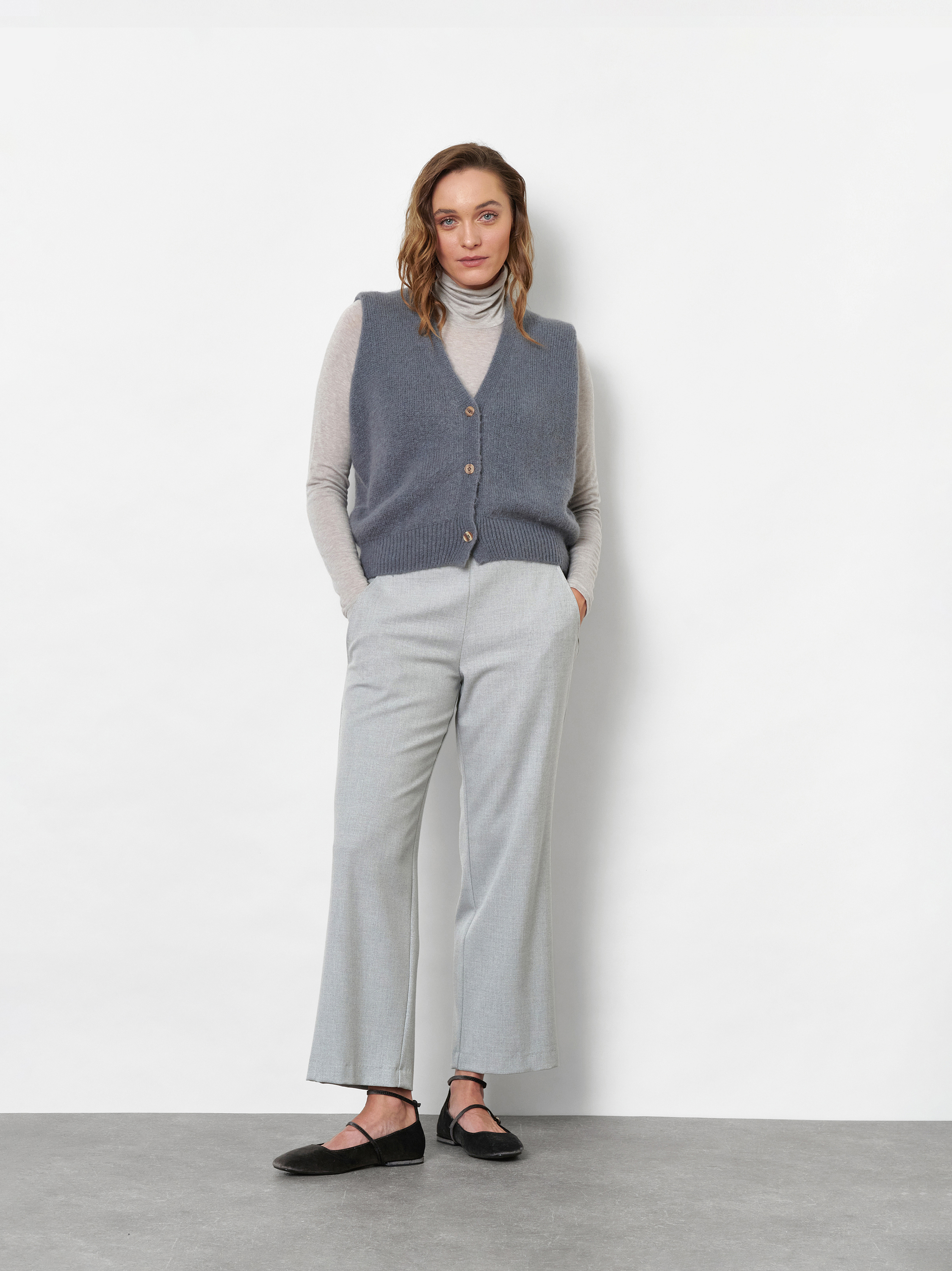 Damenhose Sue 7/8 in Hellgrau, Weite 7/8-Hose aus Gabardine, Outfitansicht am Model