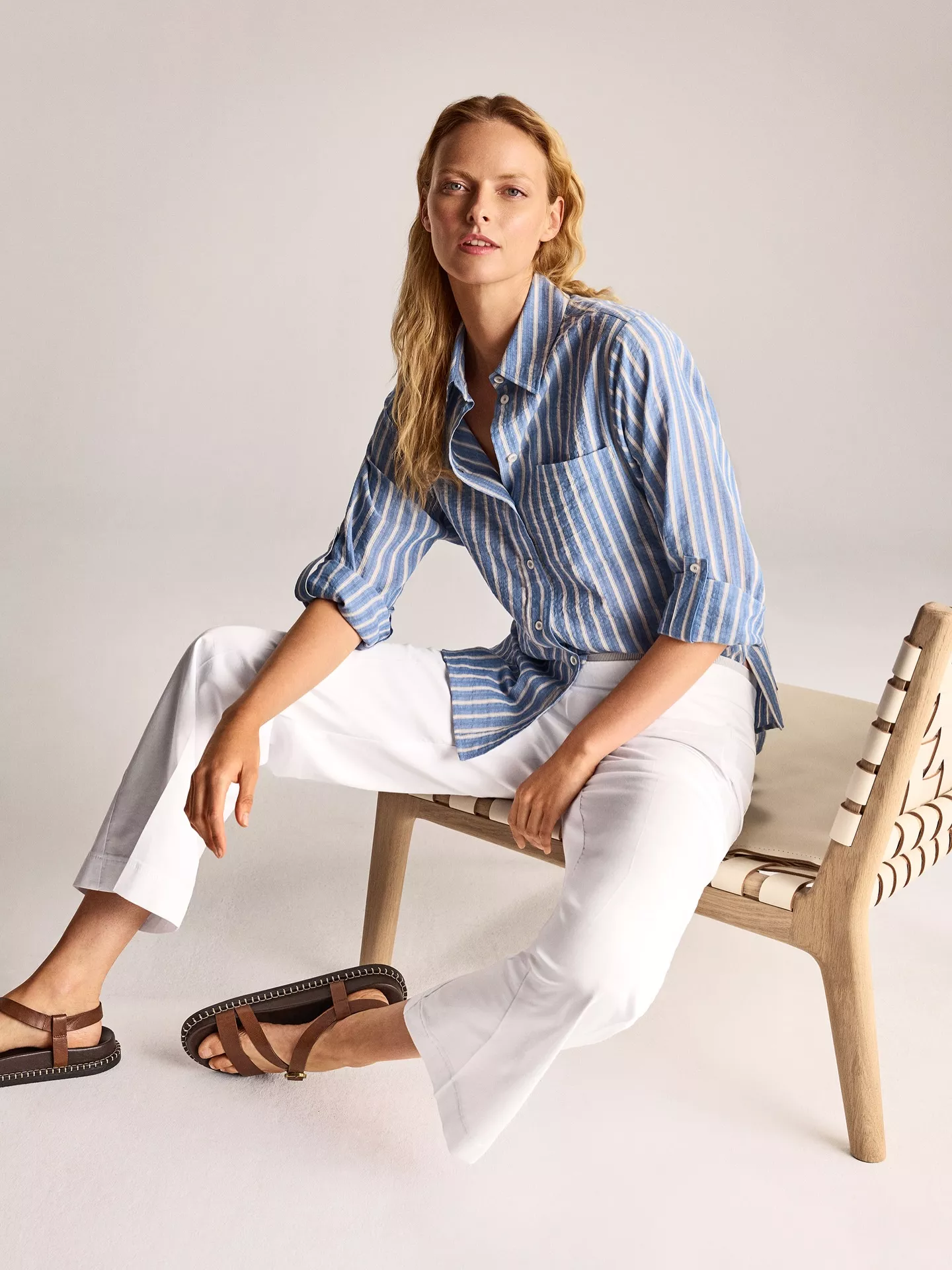 Ein Look, der nichts will – außer gut aussehen.

Leichte Streifen treffen auf eine entspannte Silhouette und bringen genau die Ruhe, die Frühling gerade braucht.

#TONIFashion #SpringEase