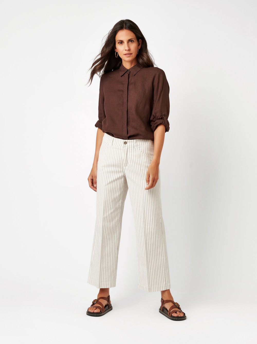 Damenjeans Liv Wide 7/8 in offwhite / brown, Weite 7/8-Jeans mit Streifenmuster, Outfitansicht am Model