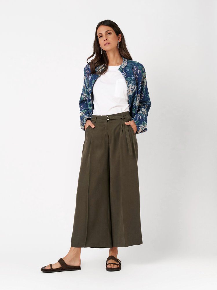 Damenhose Luisa Culotte in khaki, Culotte mit Guertel und Bundfalten, Outfitansicht am Model