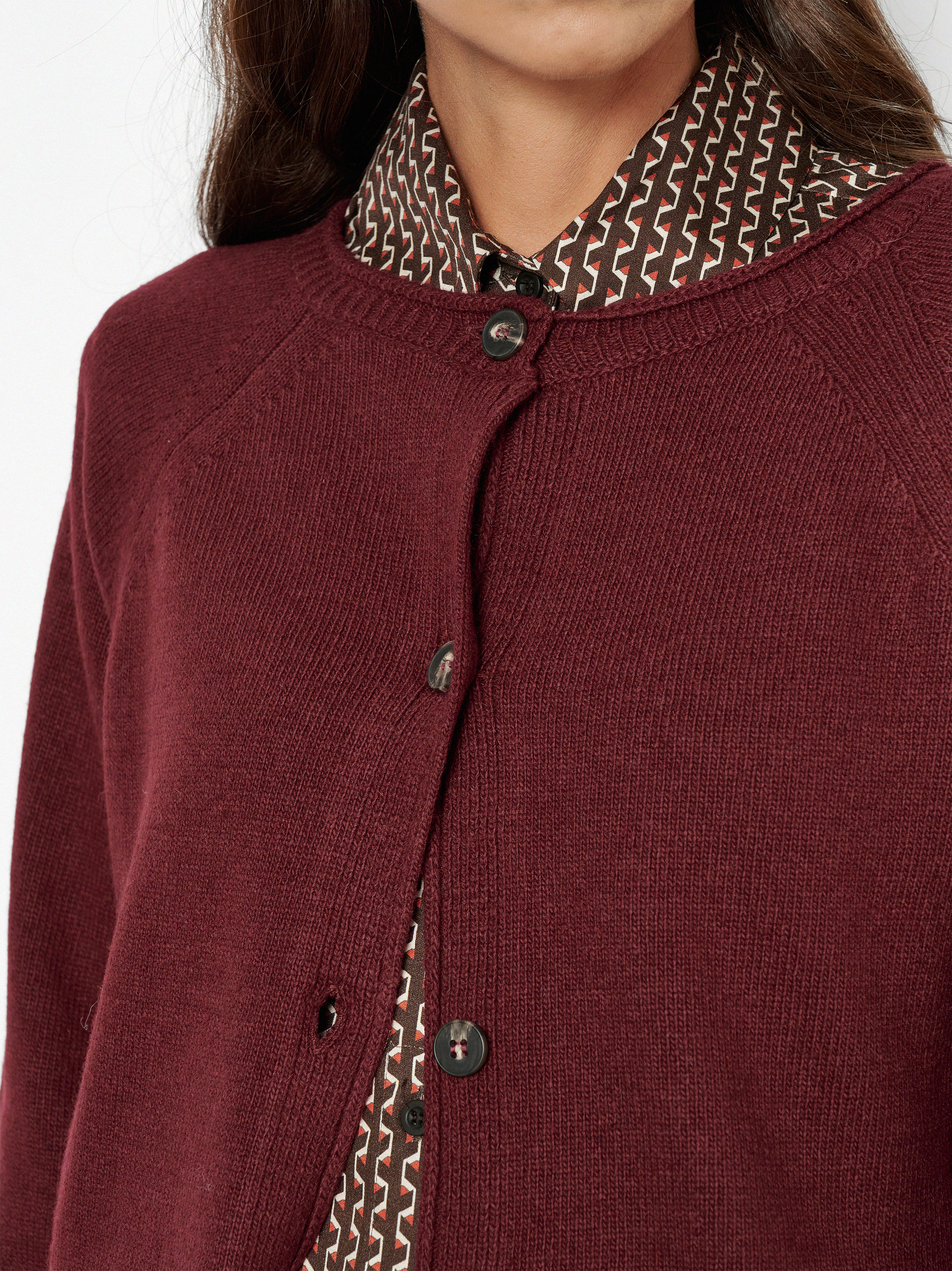 Damenstrickjacke Holy in Bordeaux, Feinstrickcardigan mit Kaschmir, Detailansicht