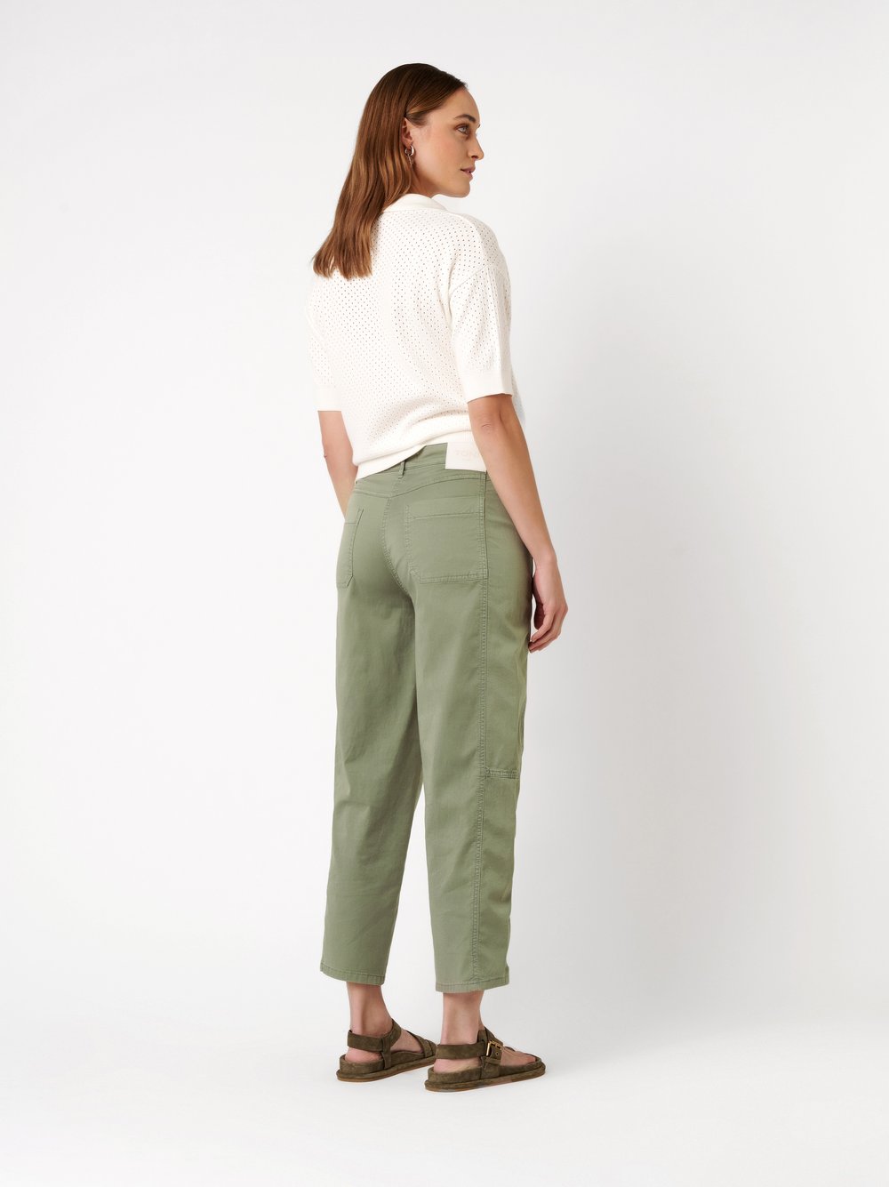Damenhose Liv Barrel in khaki, barrel-Fit Hose mit doppelter Seitennaht, Rueckansicht am Model getragen