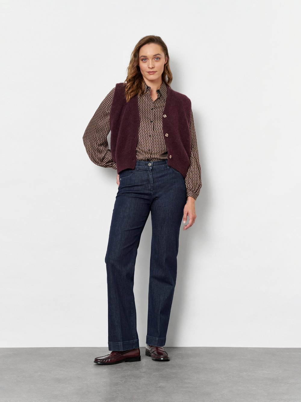 Damenhose Jenny Wide in Dark Blue, wide-Leg Jeans mit sportivem Bund, Outfitansicht am Model