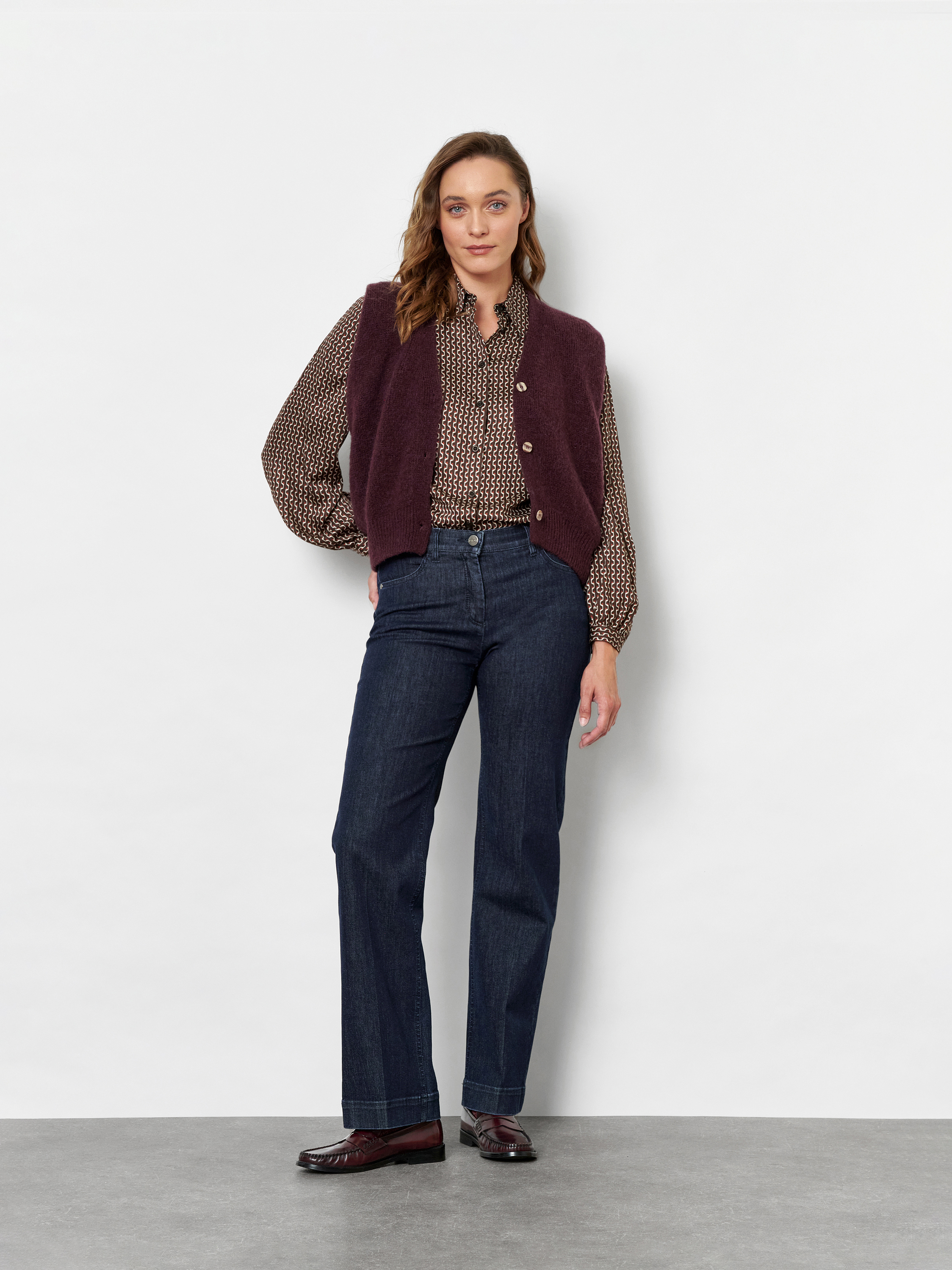 Damenhose Jenny Wide in Dark Blue, wide-Leg Jeans mit sportivem Bund, Outfitansicht am Model