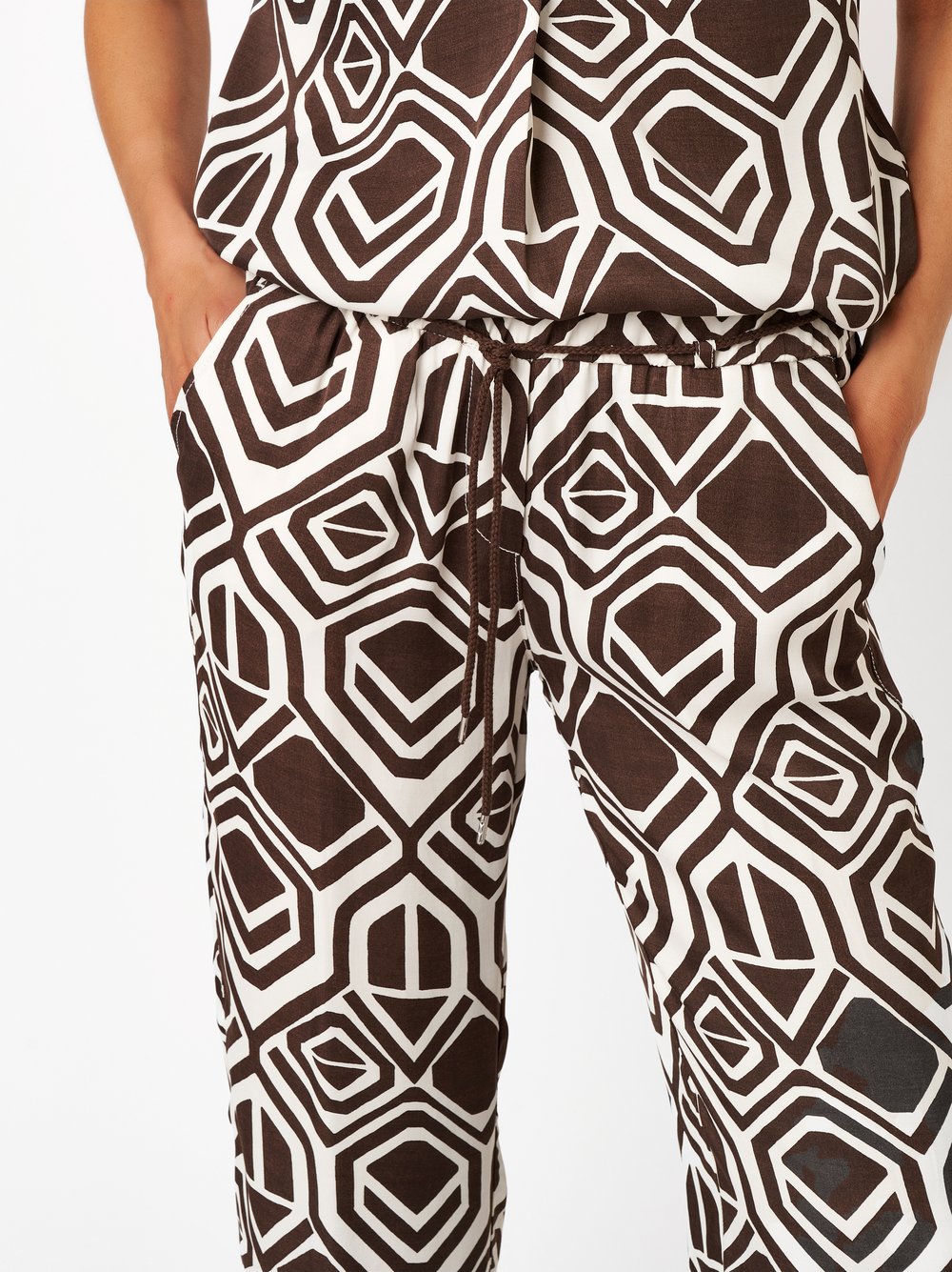 Womens trousers Pia 7/8 in dark brown / offwhite, lightweight 7/8 pants with a graphic pattern, detail view