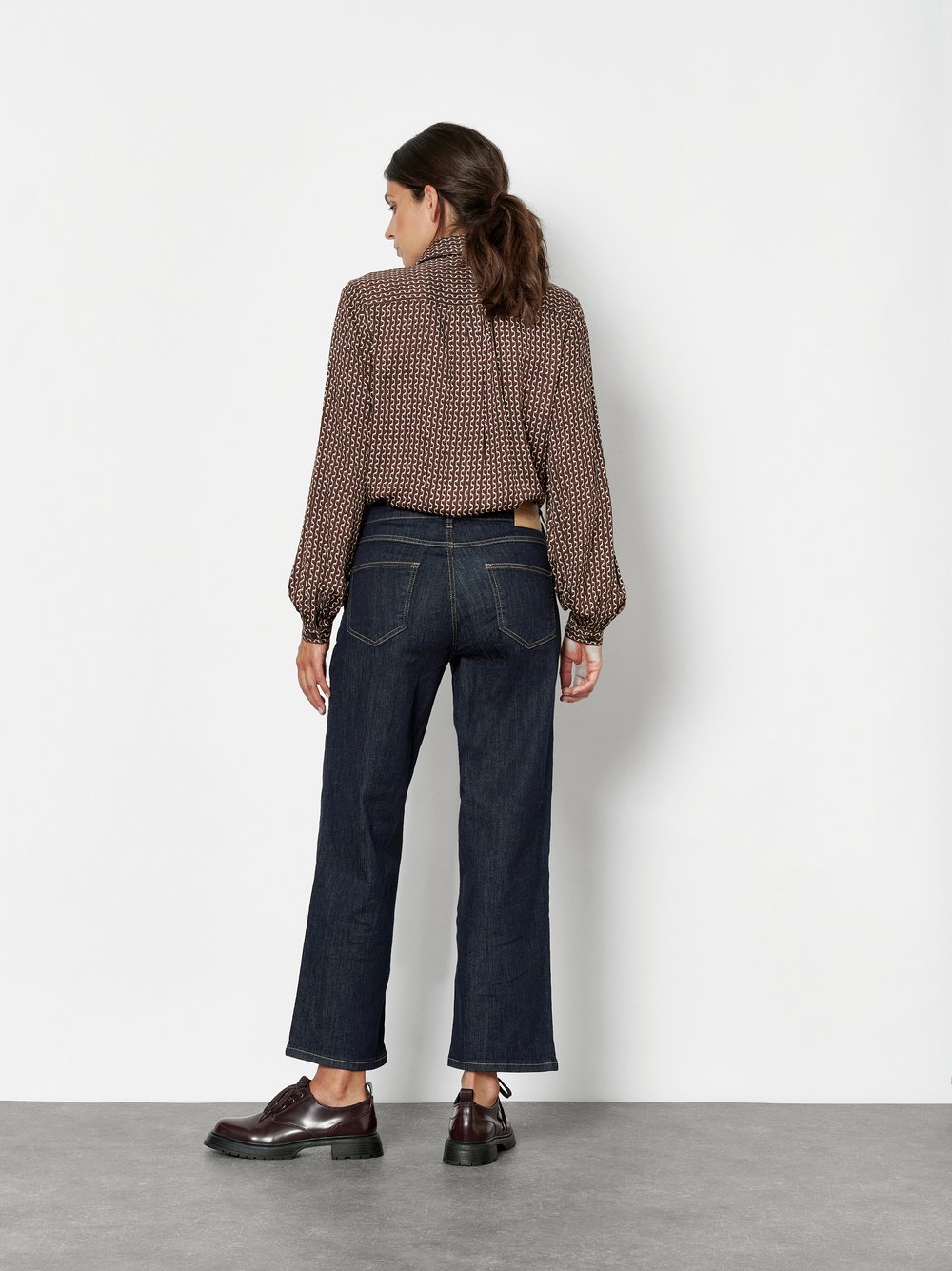 Damenjeans Liv Wide 7/8 in Rinsed Blue, 7/8 Wide-Leg Jeans mit grafischen Fronttaschen, Rueckansicht am Model getragen