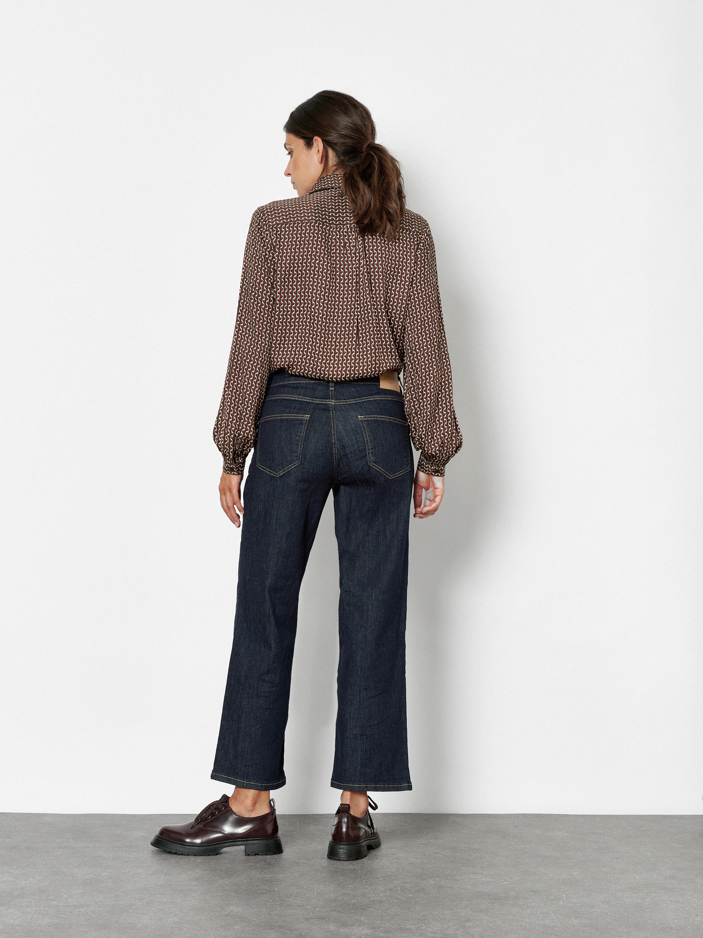 Damenjeans Liv Wide 7/8 in Rinsed Blue, 7/8 Wide-Leg Jeans mit grafischen Fronttaschen, Rueckansicht am Model getragen