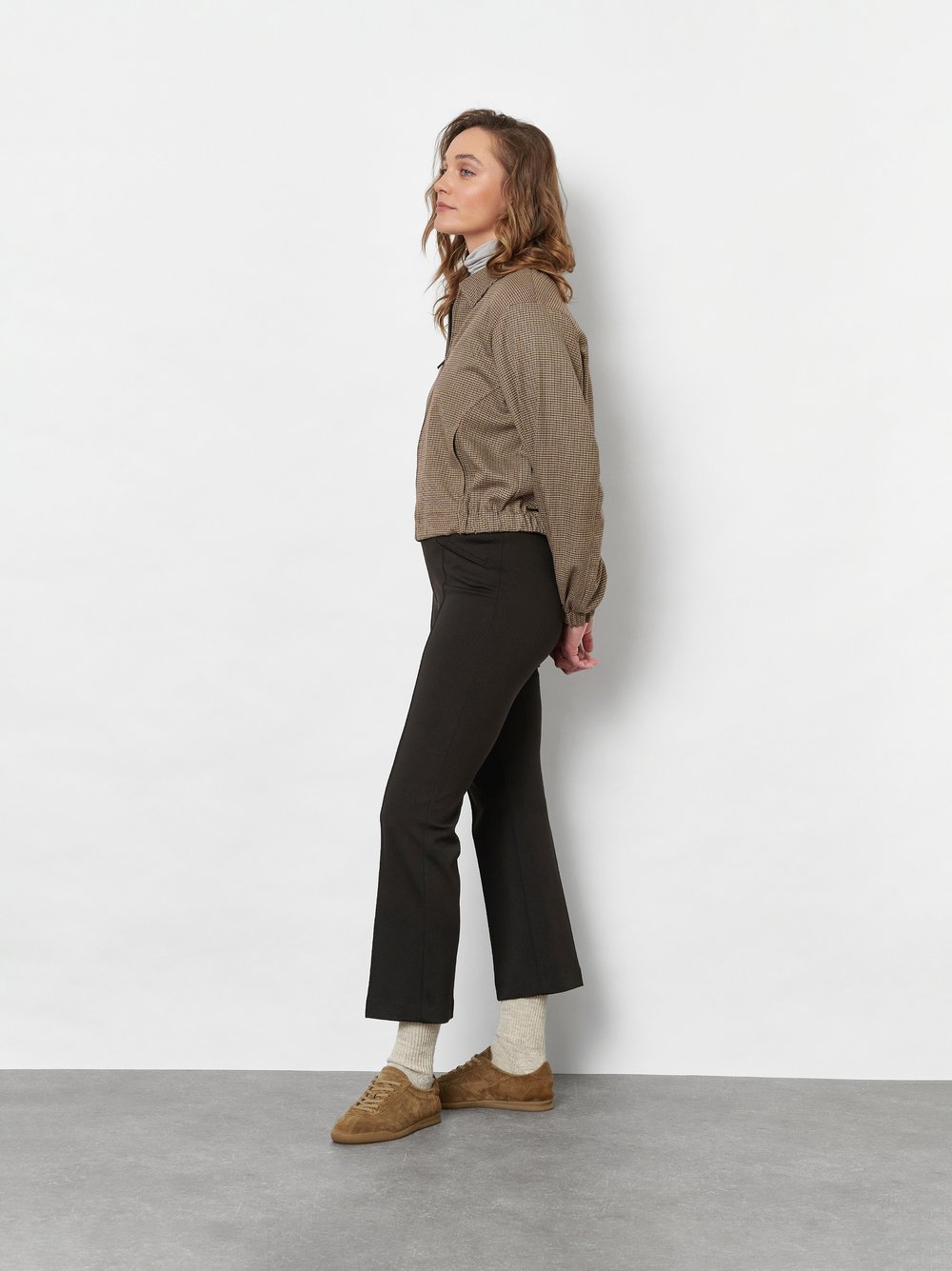 Damenhose Jenny 7/8 in Dunkelbraun, Leicht ausgestellte 7/8-Jerseyhose, Frontansicht am Model getragen