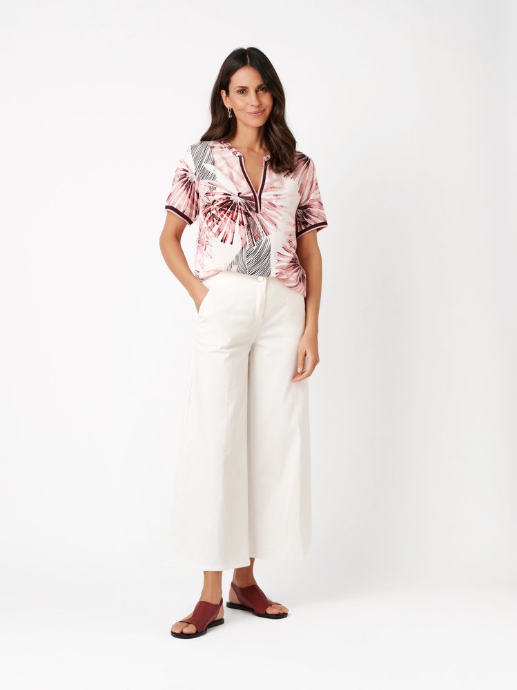 Damenbluse Alina in multicolour pink, Shirt mit tropischem Print, Outfitansicht am Model