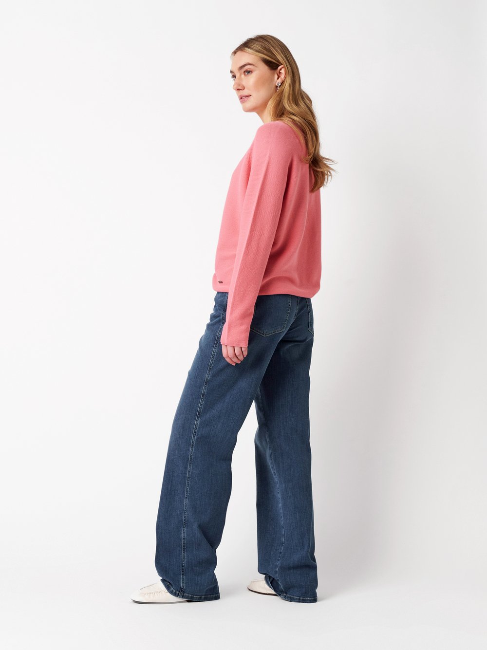 Damenjeans Liv Wide in mid blue, Wide Leg Jeans, Rueckansicht am Model getragen