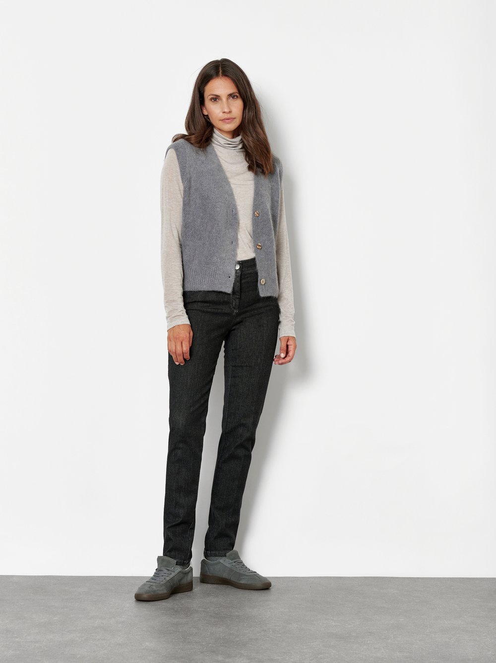 Damenjeans Jenny in Dunkelgrau, Smarte Jeans in 7/8-Laenge, Outfitansicht am Model