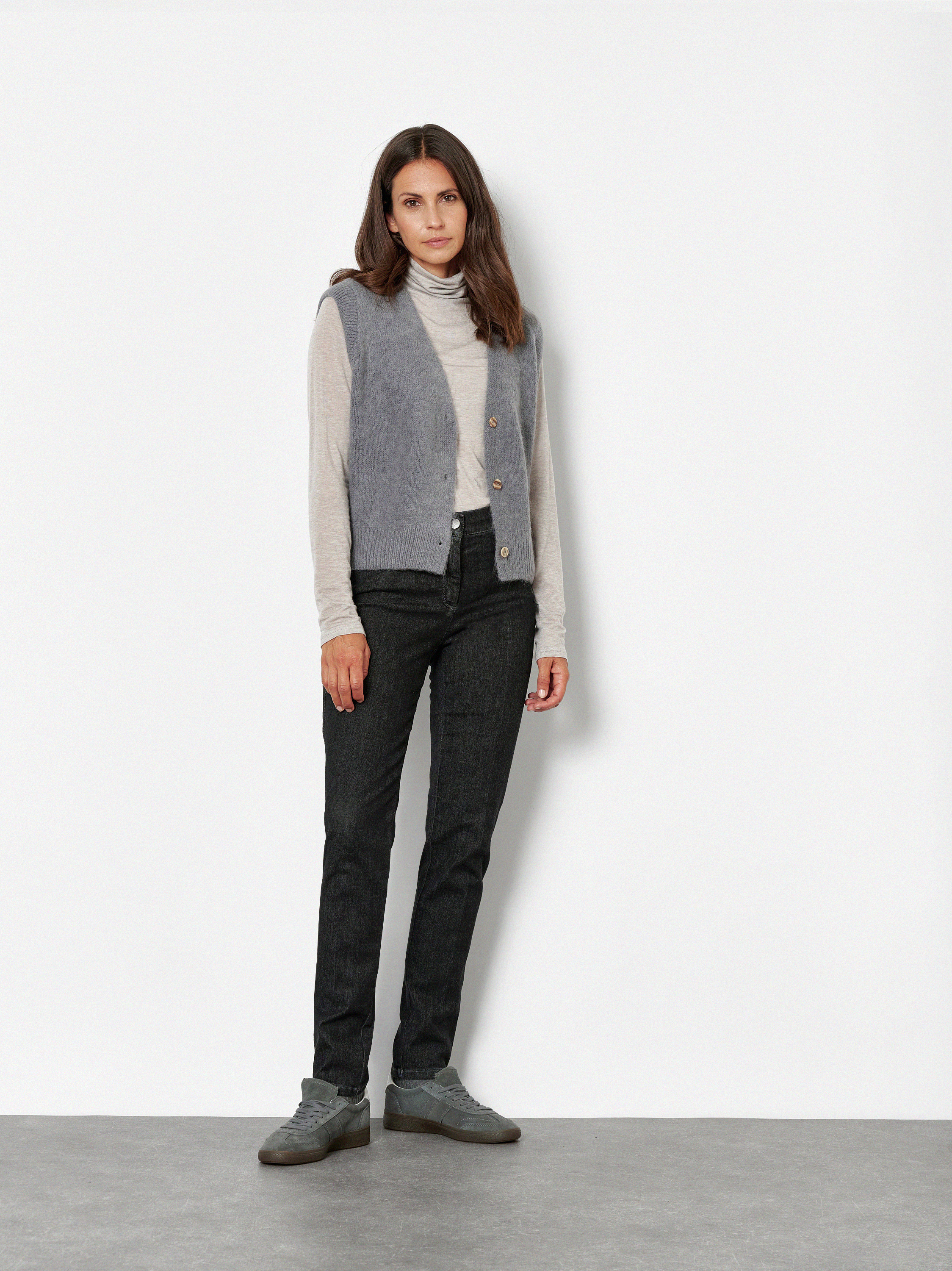 Damenjeans Jenny in Dunkelgrau, Smarte Jeans in 7/8-Laenge, Outfitansicht am Model