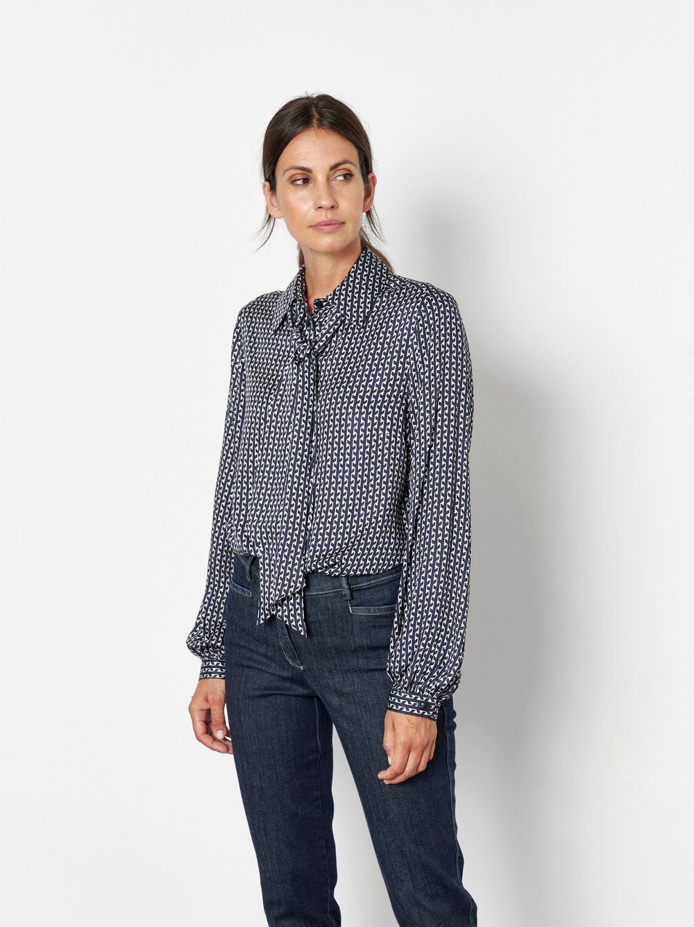 Damenbluse Coco in Marine, Schluppenbluse mit grafischem Print, Frontansicht am Model getragen