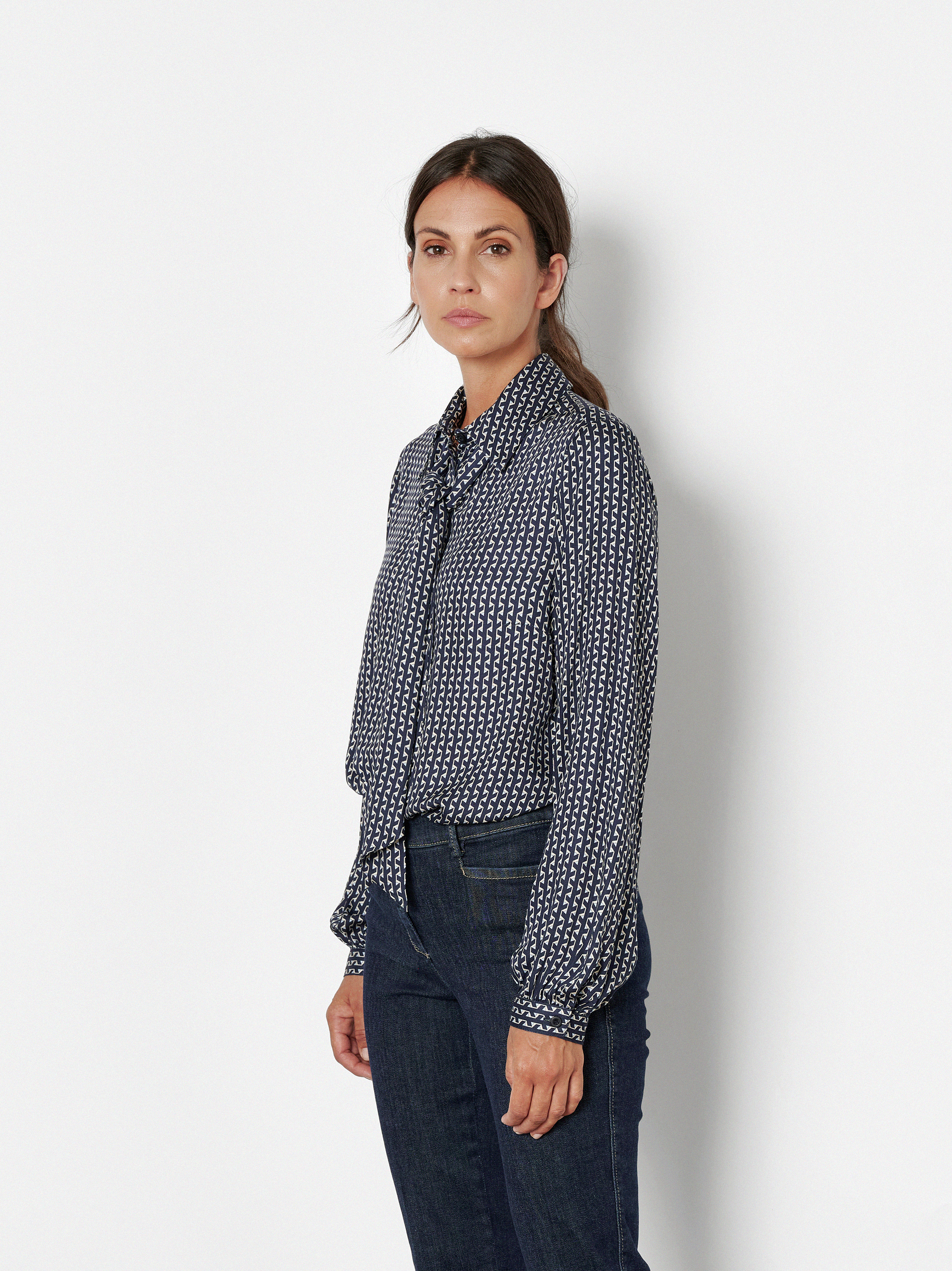 Damenbluse Coco in Marine, Schluppenbluse mit grafischem Print, Frontansicht am Model getragen