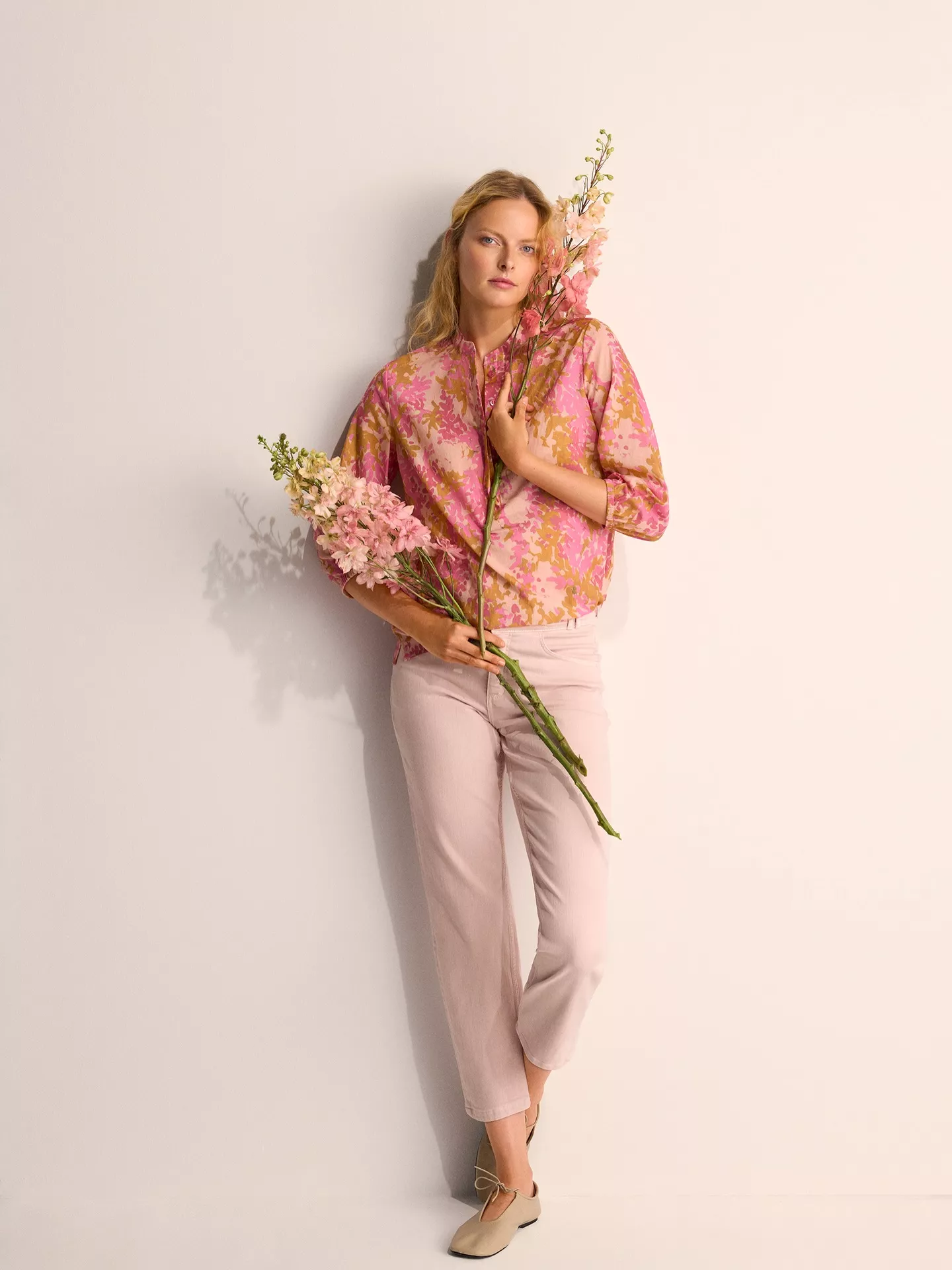 Es liegt was in der Luft.
Blüten, Leichtigkeit – und vielleicht noch ein bisschen mehr.

Bleib gespannt. 🌸

#TONIFashion #Blütenregen