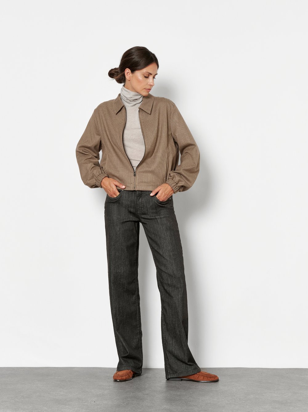 Damenjeans Liv Wide in Dunkelbraun, wide-Leg Jeans, Outfitansicht am Model