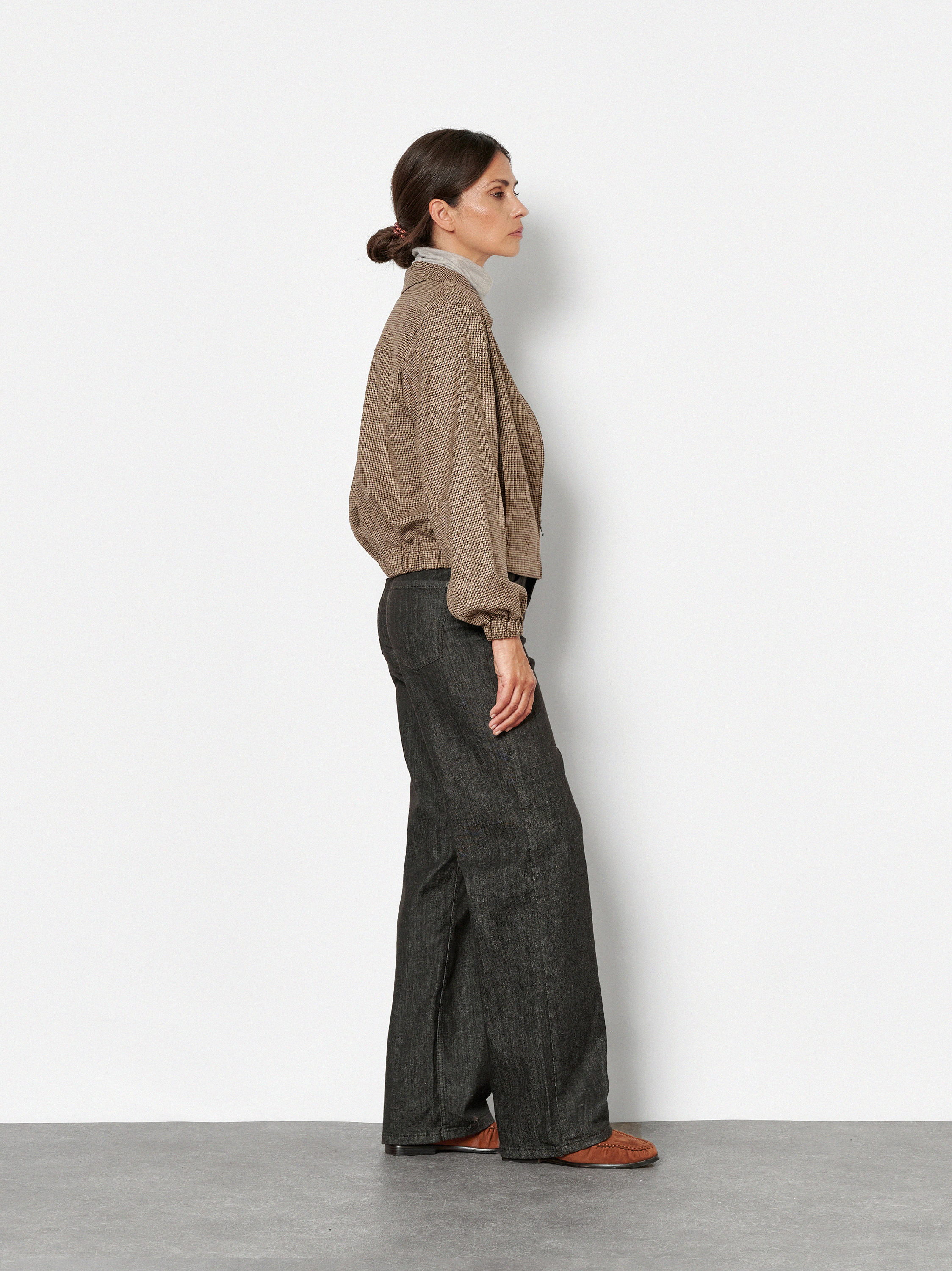 Damenjeans Liv Wide in Dunkelbraun, wide-Leg Jeans, Outfitansicht am Model