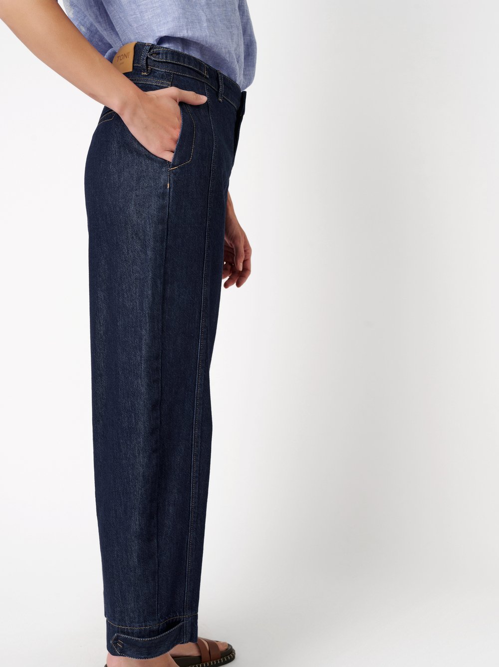 Damenjeans Liv Barrel in dark blue, Barrel-Fit Jeans mit Schnallen, Detailansicht