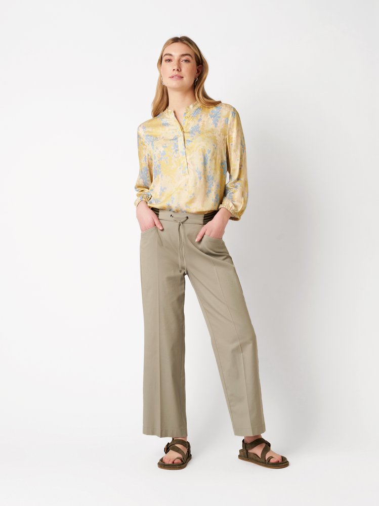 Damenhose Sue 7/8 in light khaki, legere 7/8-Hose mit sportivem Bund, Outfitansicht am Model