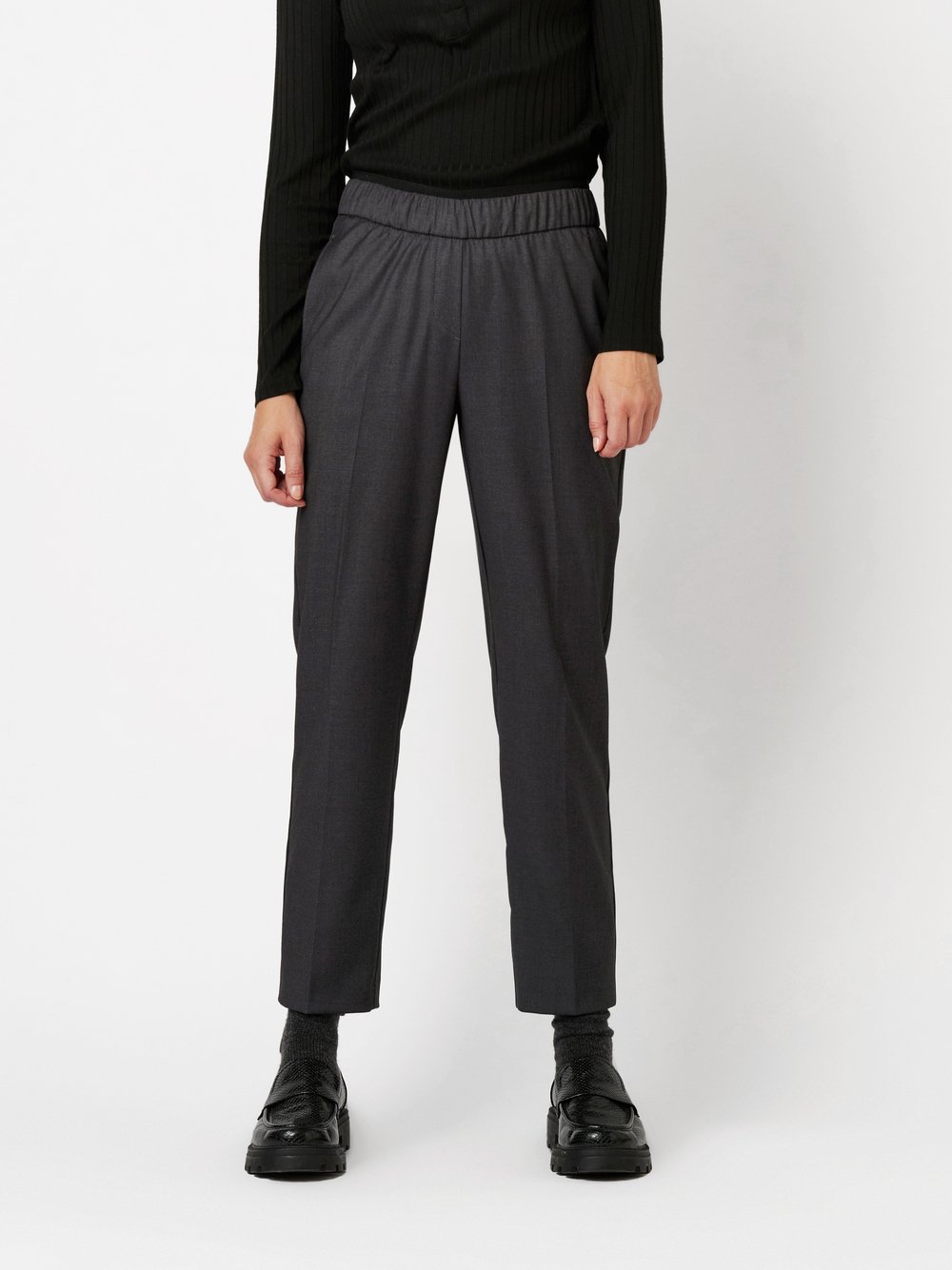 Damenhose Sue in anthra, Businesshose mit Gummibund, Frontansicht am Model getragen