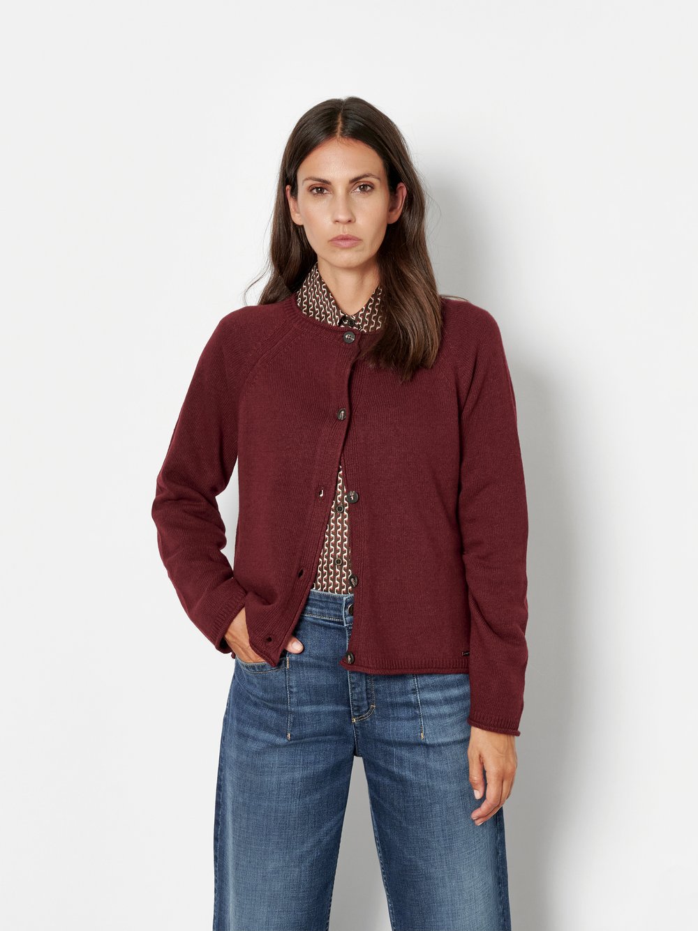 Damenstrickjacke Holy in Bordeaux, Feinstrickcardigan mit Kaschmir, Frontansicht am Model getragen