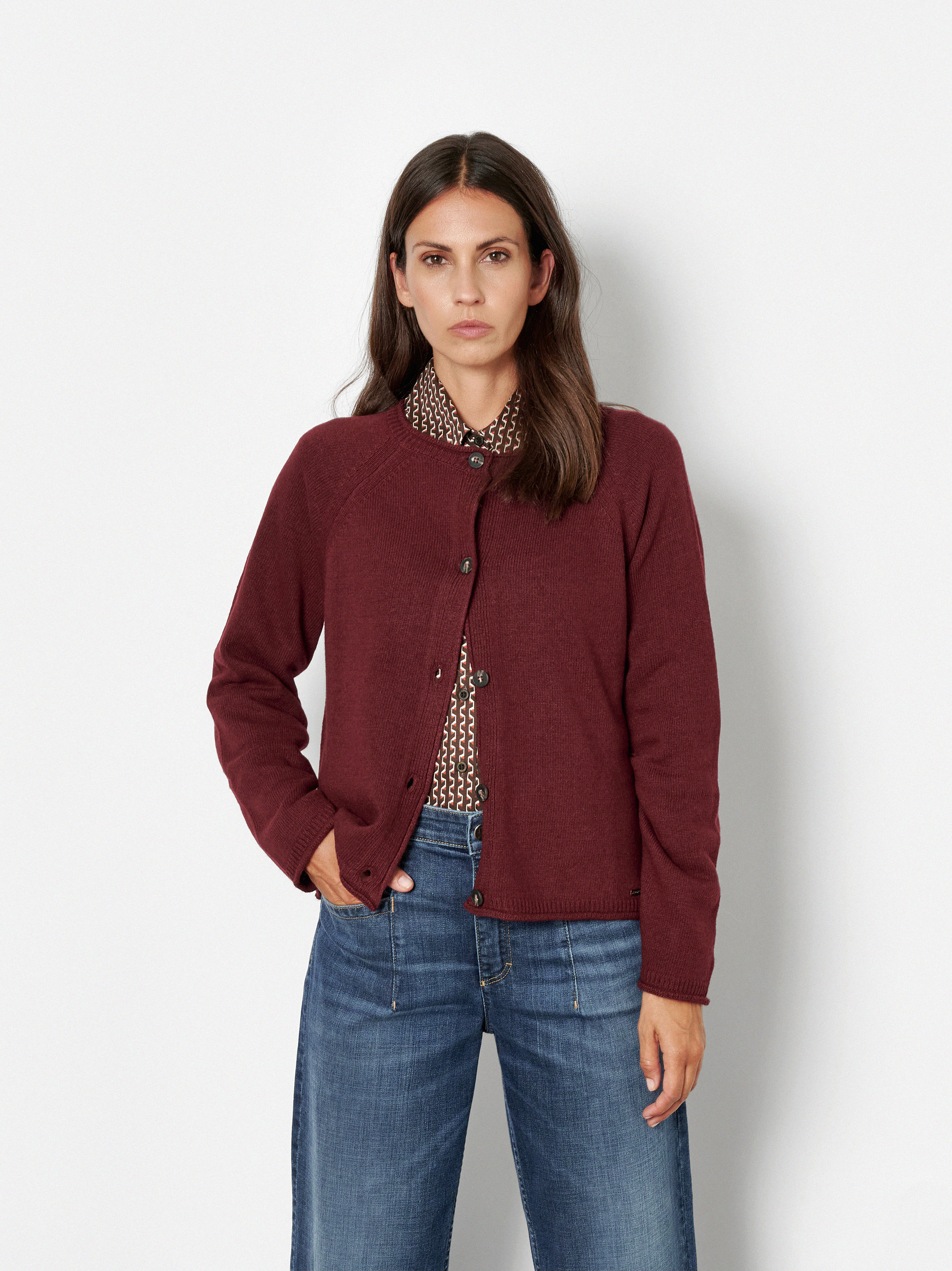 Damenstrickjacke Holy in Bordeaux, Feinstrickcardigan mit Kaschmir, Frontansicht am Model getragen