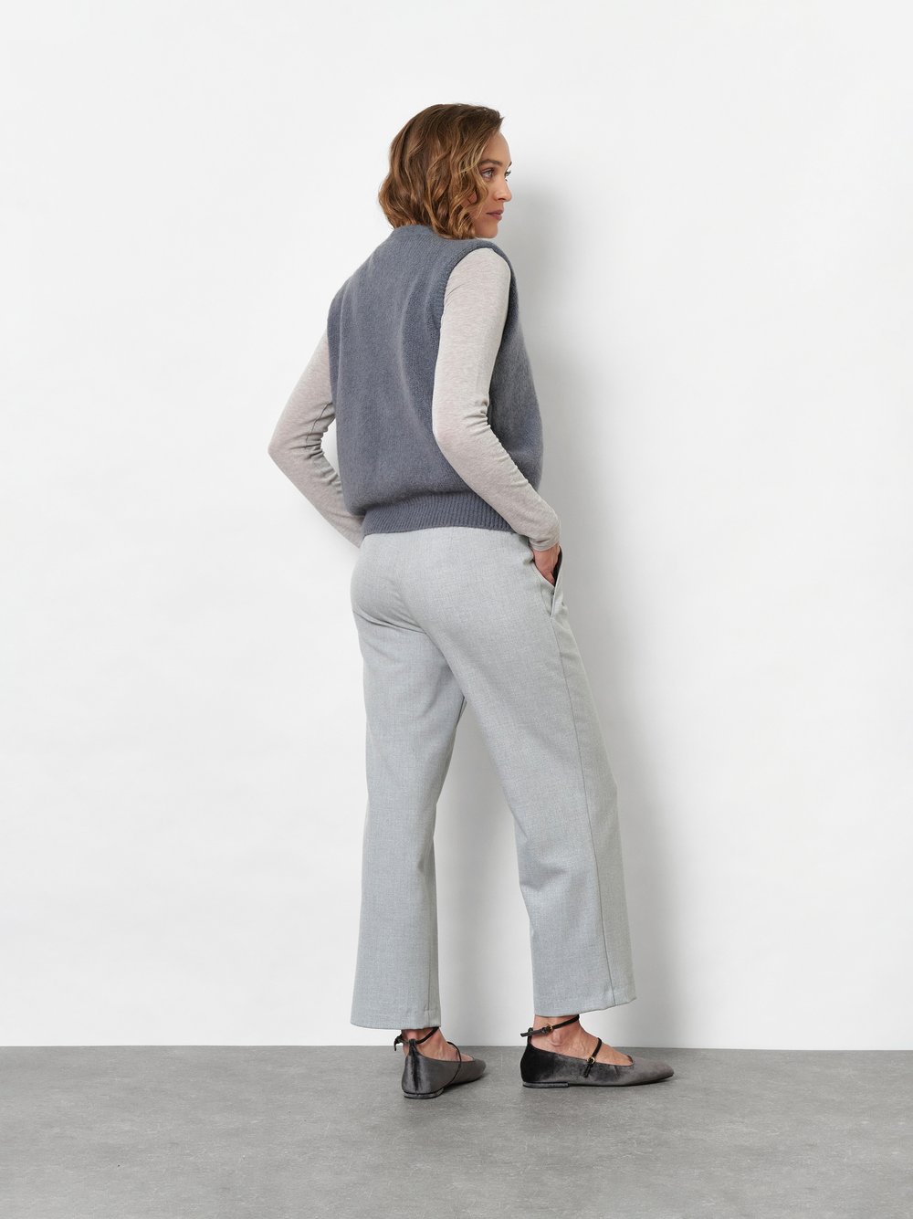 Damenweste Ilona in Grau, Strickweste im Boxy-Cut, Rueckansicht am Model getragen