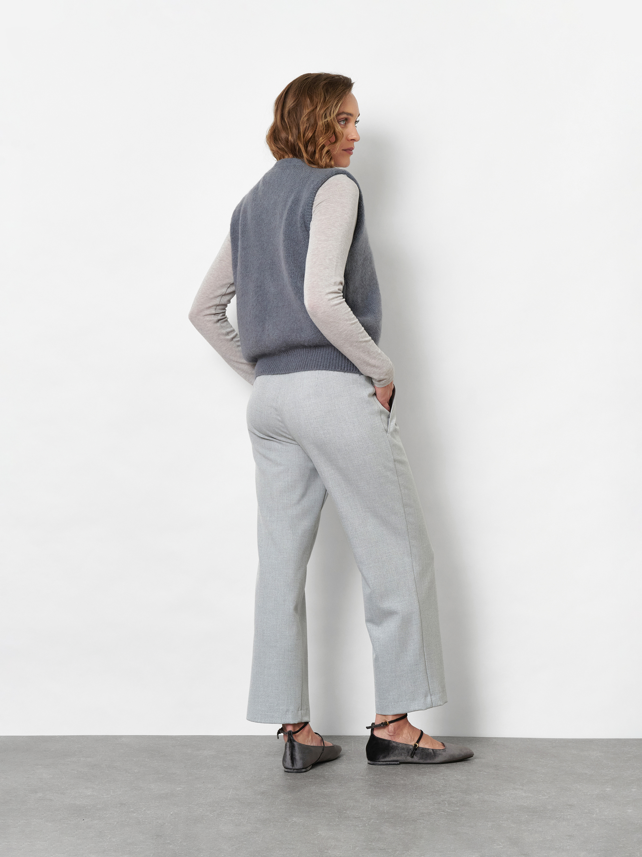 Damenweste Ilona in Grau, Strickweste im Boxy-Cut, Rueckansicht am Model getragen