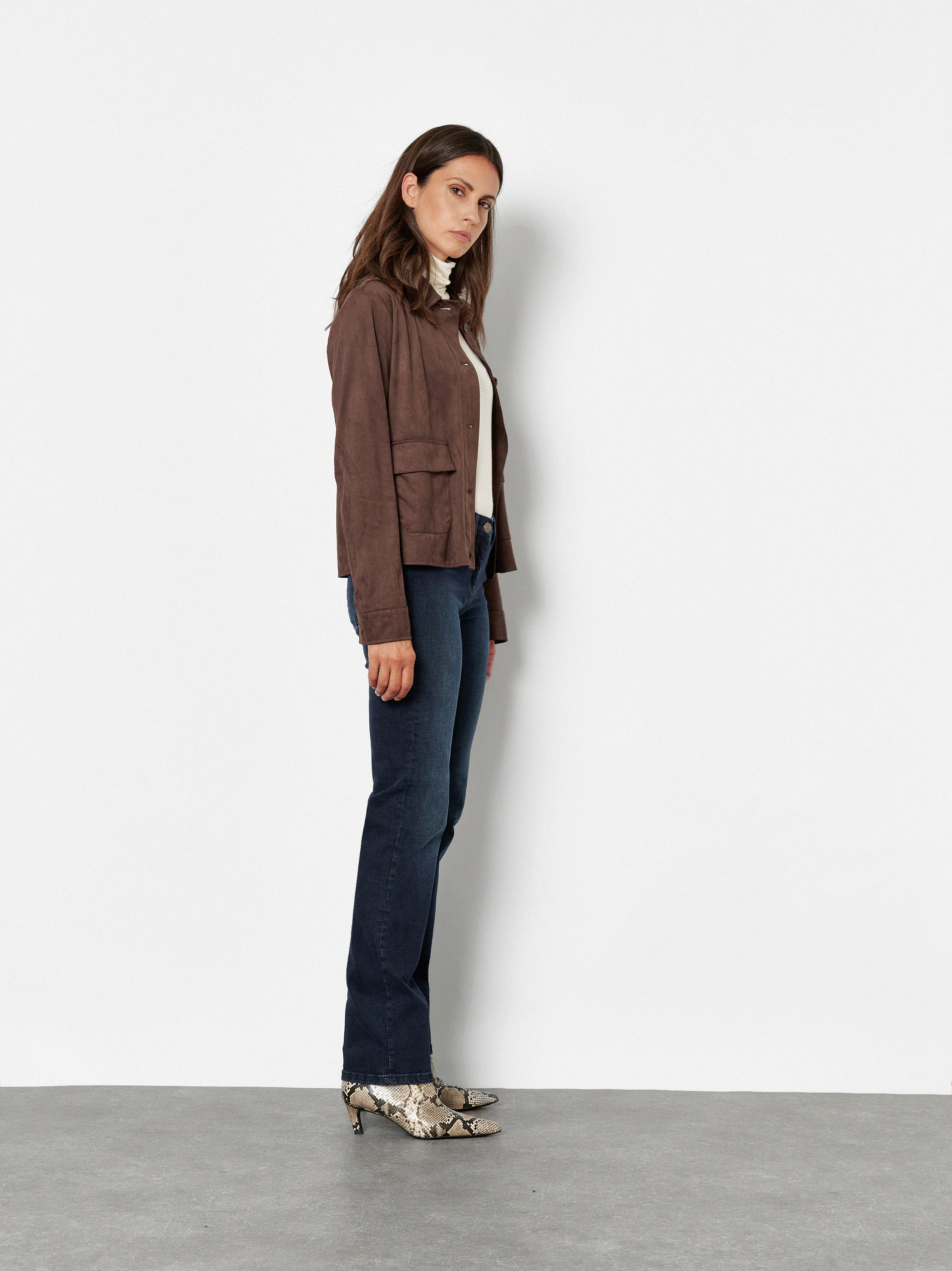 Damenjeans Perfect Shape in Dark Blue, regular-Fit Jeans mit Shapingeffekt, Frontansicht am Model getragen