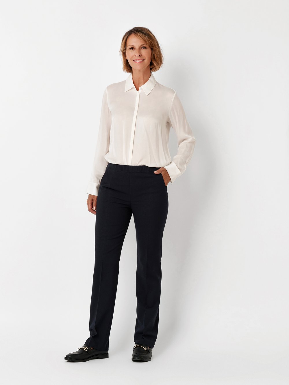 Damenhose Jade in Marine, Schlupfhose mit Buegelfalten, Outfitansicht am Model