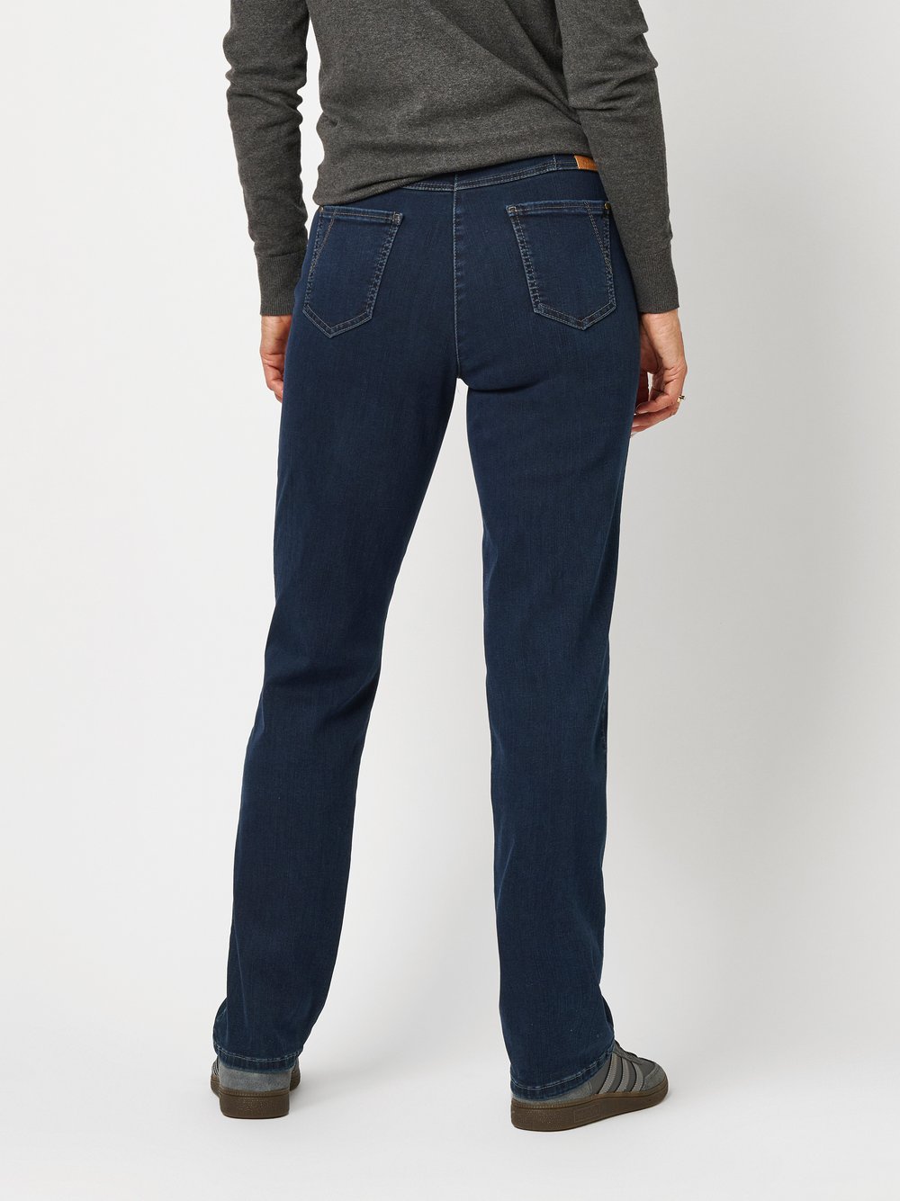 Damenjeans My Beauty in Dark Blue, basic-Jeans mit bequemer Oberschenkelweite, Rueckansicht am Model getragen