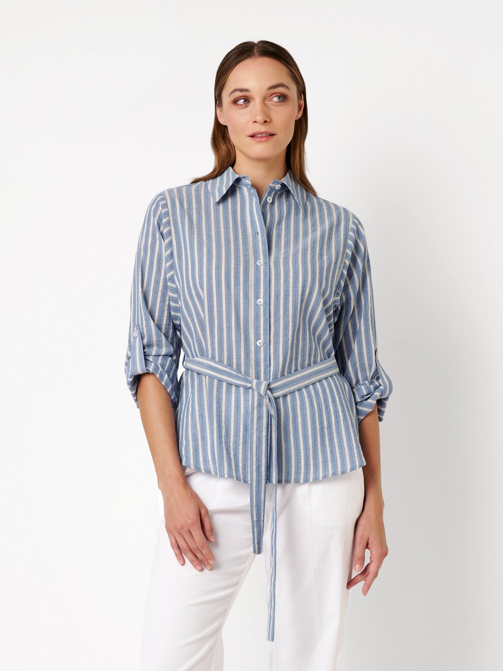 Damenbluse Caja in blue / offwhite, Gestreiftes Hemd mit Taillenguertel, Frontansicht am Model getragen