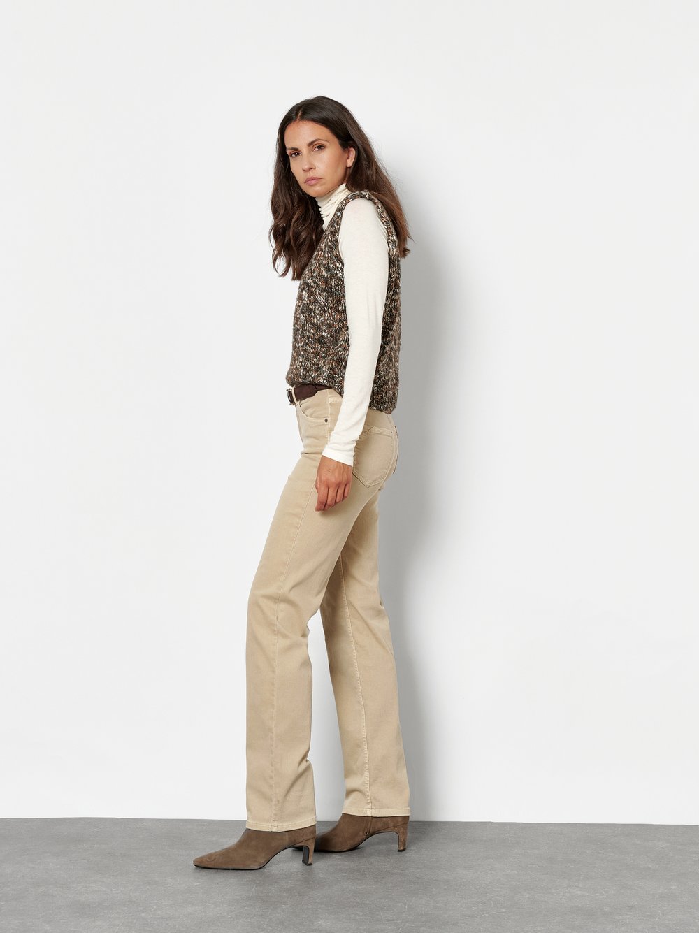 Damenjeans Liv in Camel, straight-Fit Jeans aus Colour Denim, Frontansicht am Model getragen