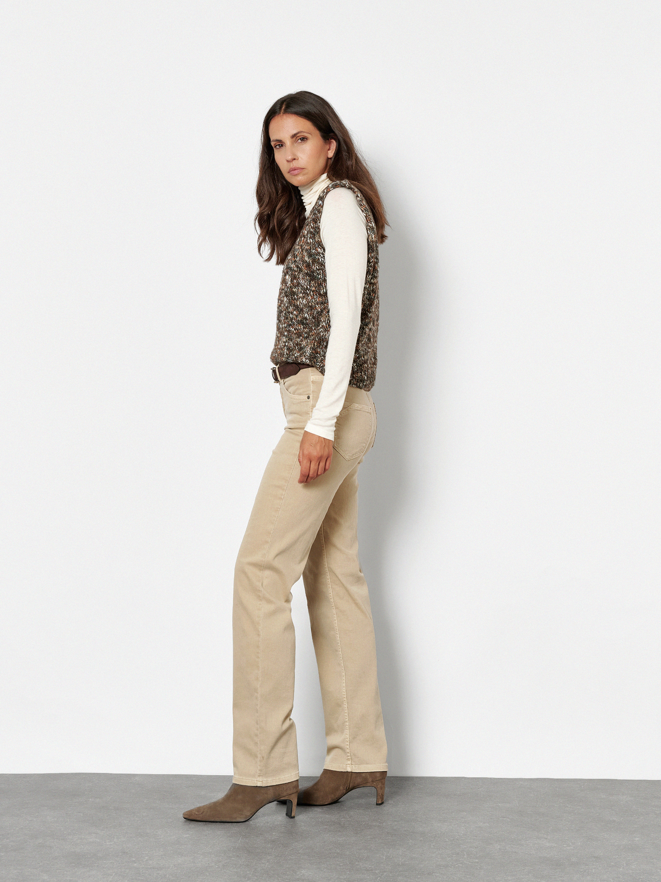 Damenjeans Liv in Camel, straight-Fit Jeans aus Colour Denim, Frontansicht am Model getragen