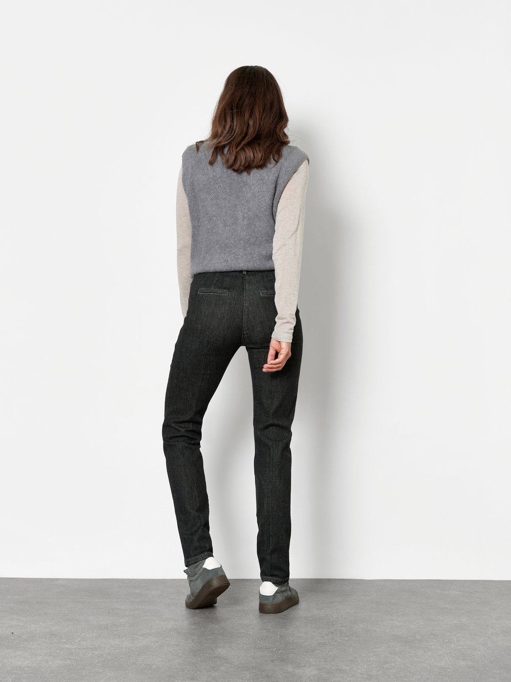 Damenjeans Jenny in Dunkelgrau, Smarte Jeans in 7/8-Laenge, Rueckansicht am Model getragen