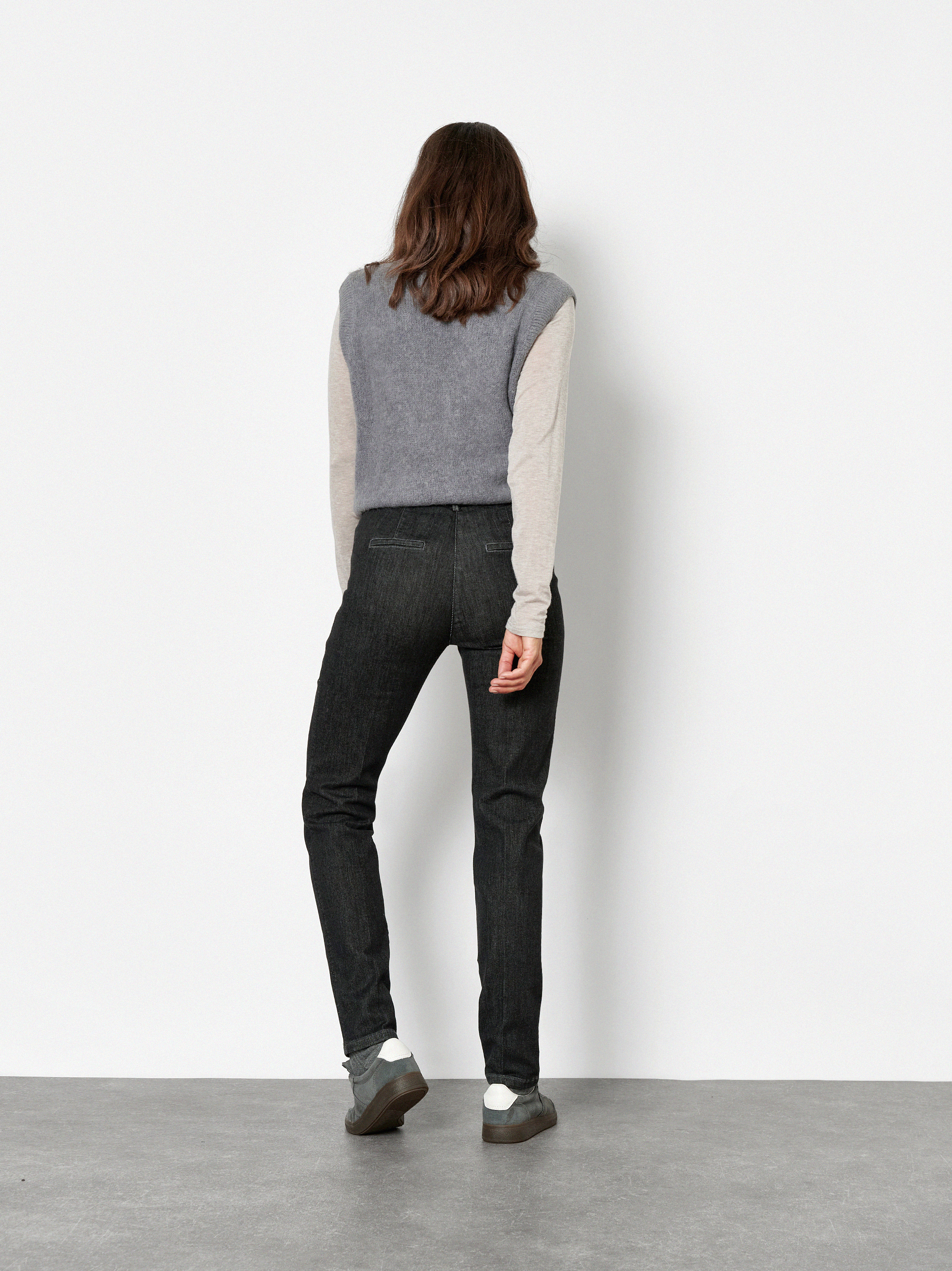 Damenjeans Jenny in Dunkelgrau, Smarte Jeans in 7/8-Laenge, Rueckansicht am Model getragen