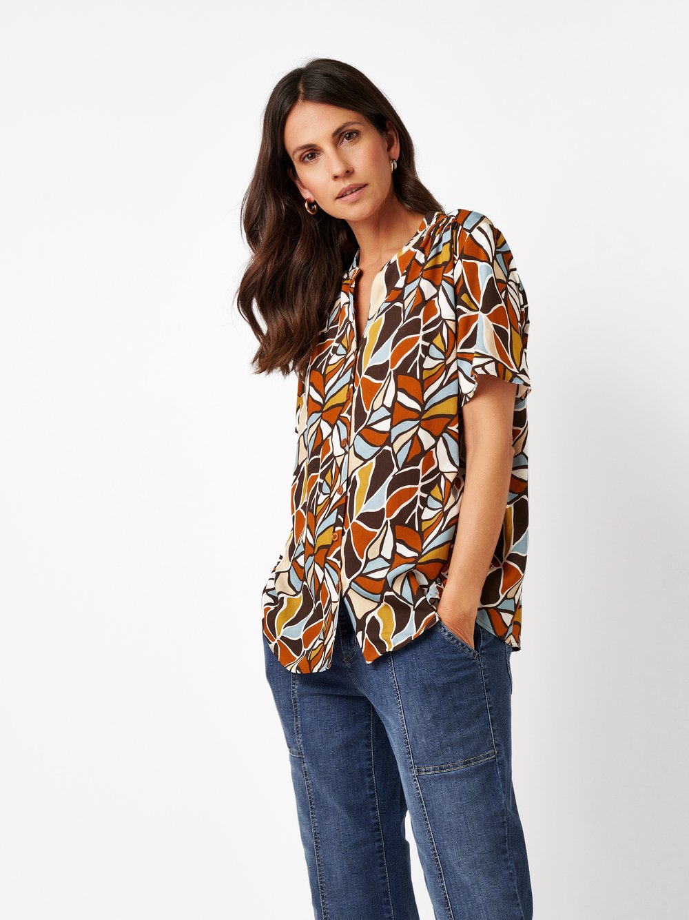 Womens blouse Bella in multicolour, short-sleeve blouse with an art-inspired floral pr, front view worn by model