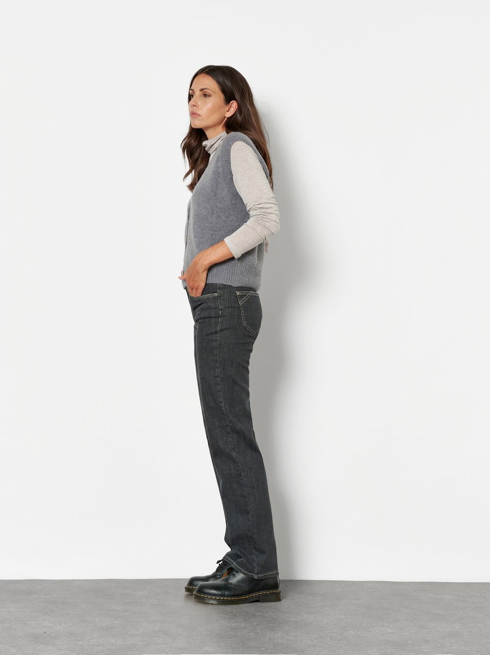 Damenjeans Liv in Grau Used, straight-Fit Jeans aus Colour Denim, Frontansicht am Model getragen