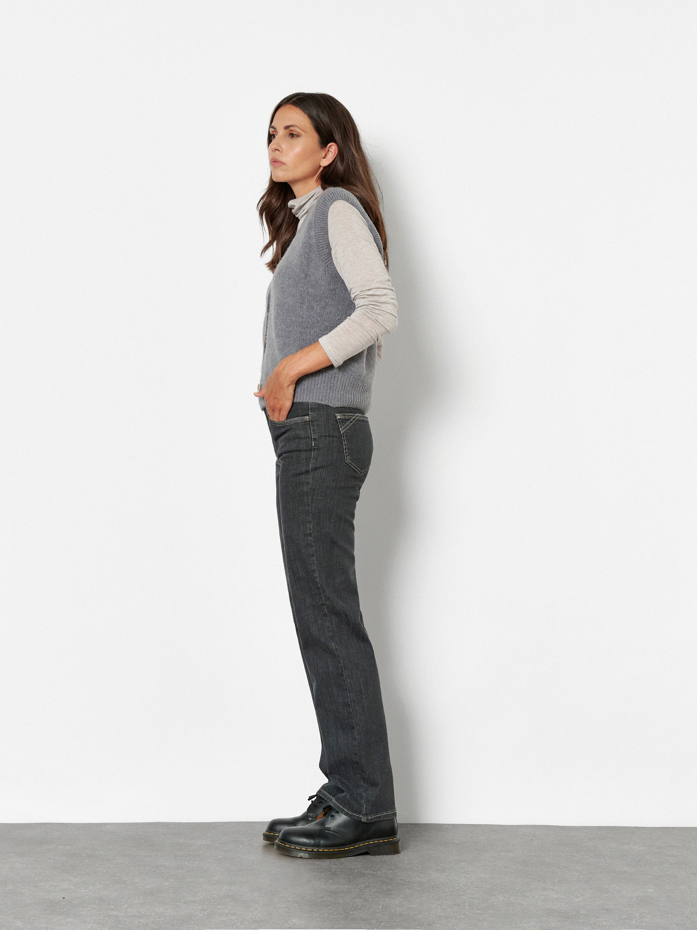 Damenjeans Liv in Grau Used, straight-Fit Jeans aus Colour Denim, Frontansicht am Model getragen