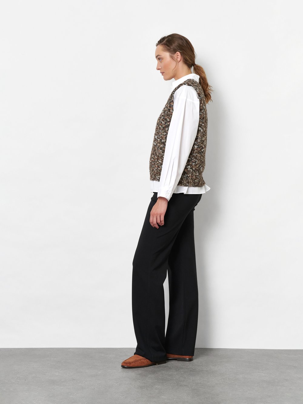 Damenhose Jenny Wide in Schwarz, wide-Leg Hose mit sportivem Bund, Frontansicht am Model getragen