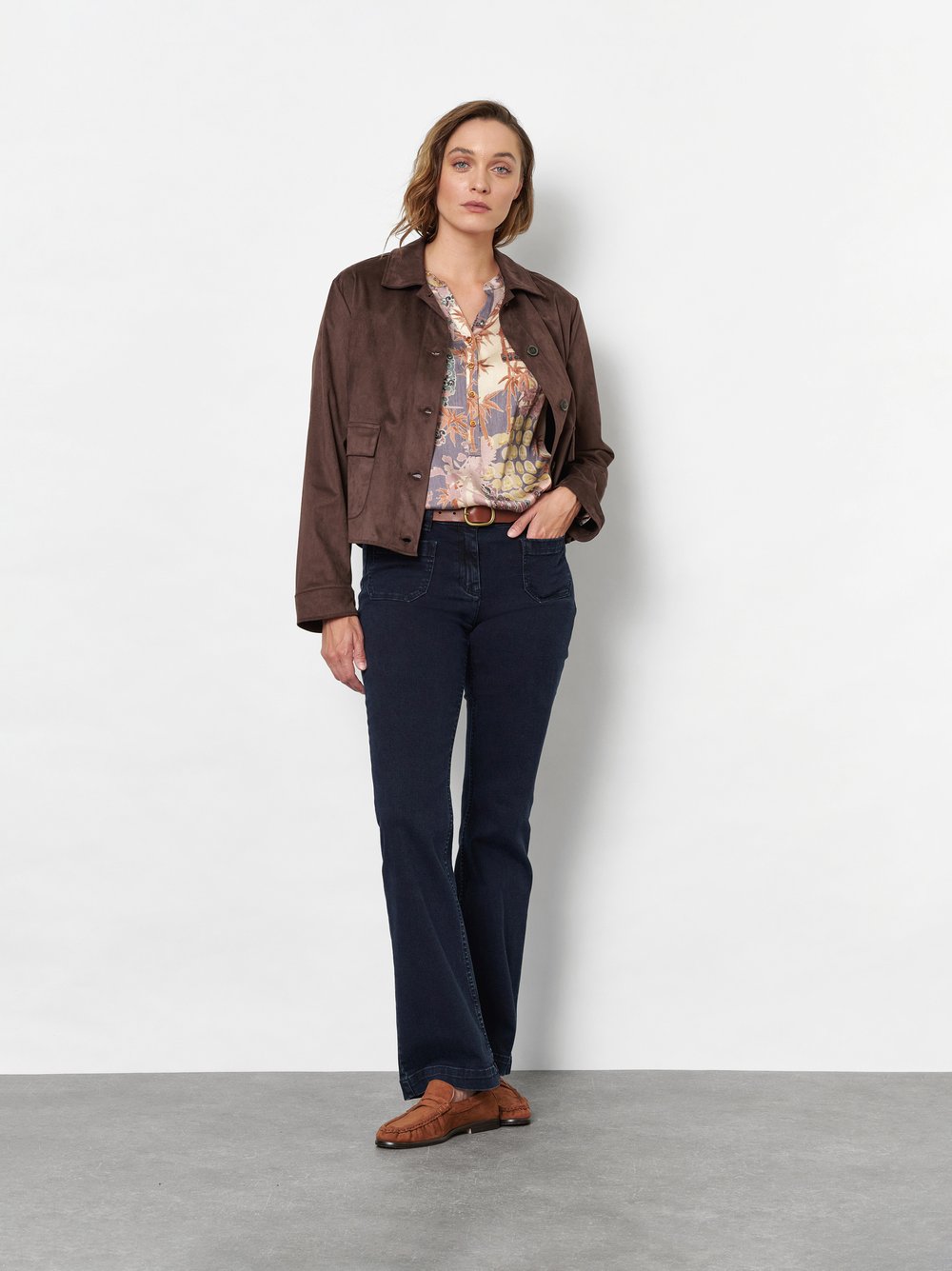 Damenjeans Perfect Shape in Dark Blue, bootcut-Jeans mit Fronttaschen, Frontansicht am Model getragen