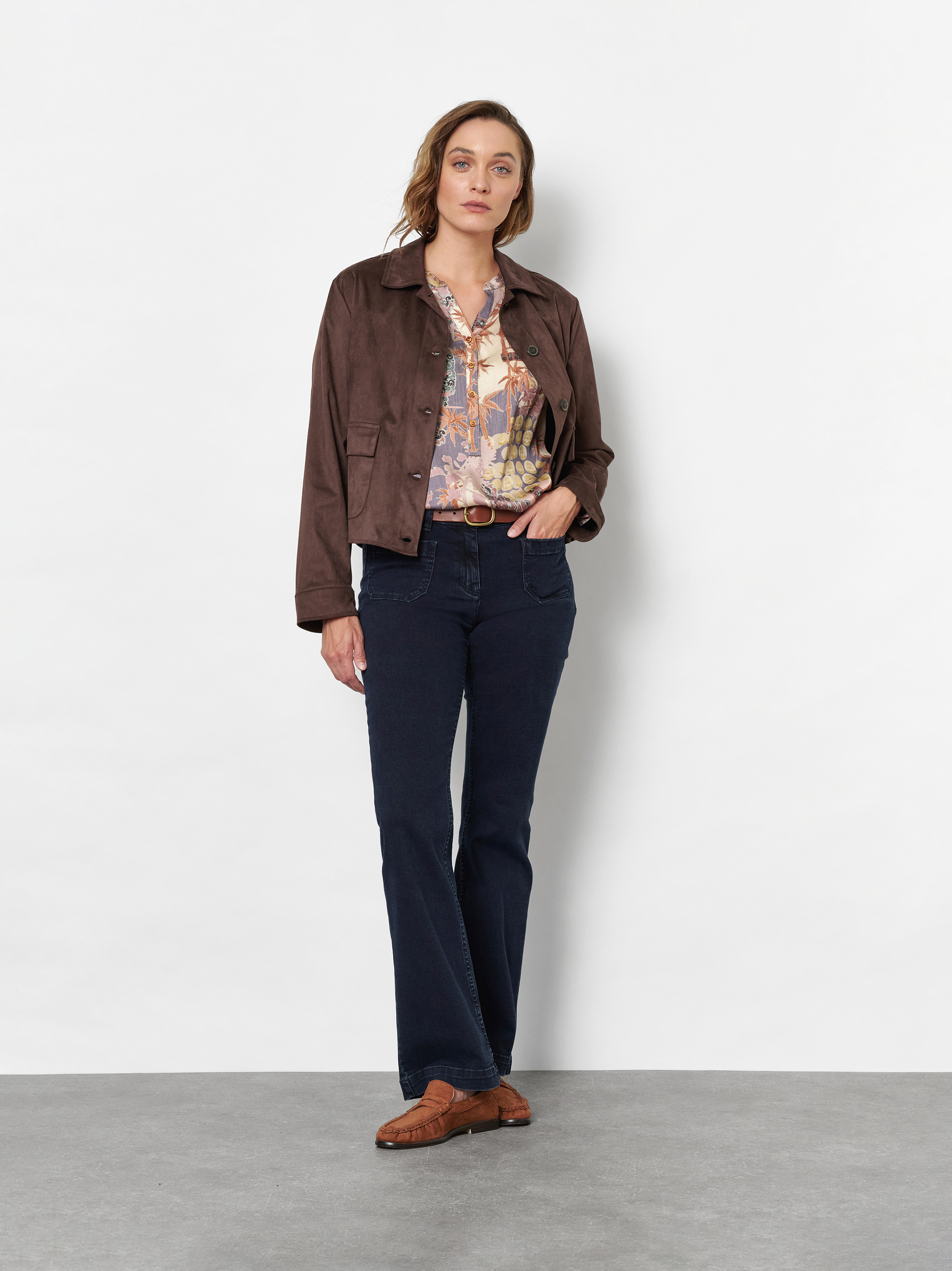 Damenjeans Perfect Shape in Dark Blue, bootcut-Jeans mit Fronttaschen, Frontansicht am Model getragen