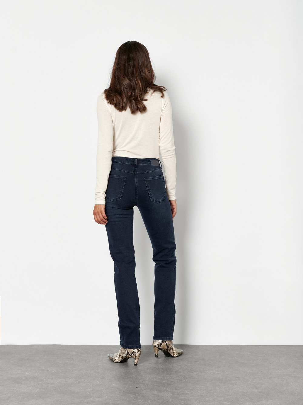 Damenjeans Perfect Shape in Dark Blue, regular-Fit Jeans mit Shapingeffekt, Rueckansicht am Model getragen