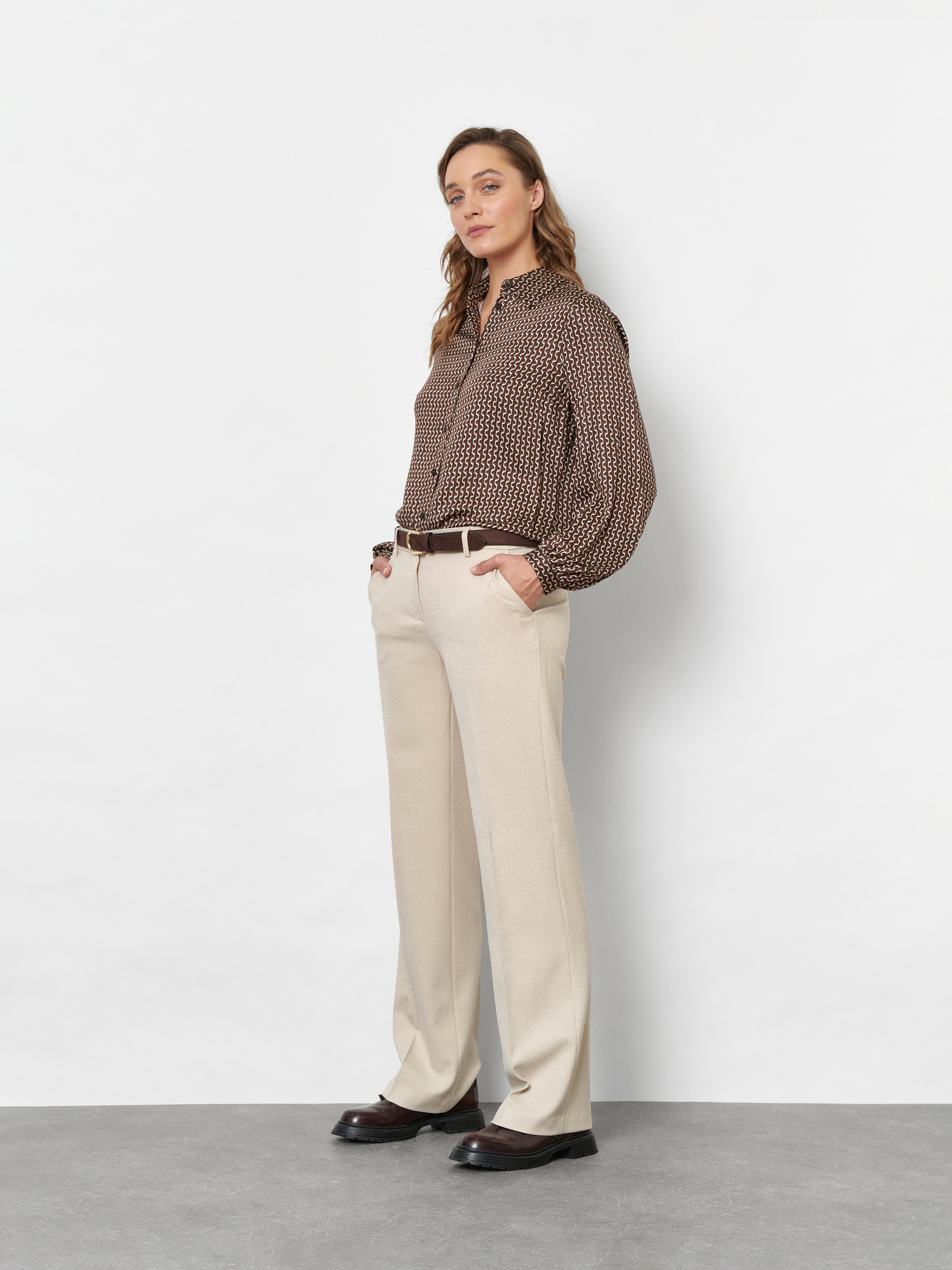Damenhose Jenny Wide in Creme, wide-Leg Hose aus fliessendem Gabardine, Outfitansicht am Model