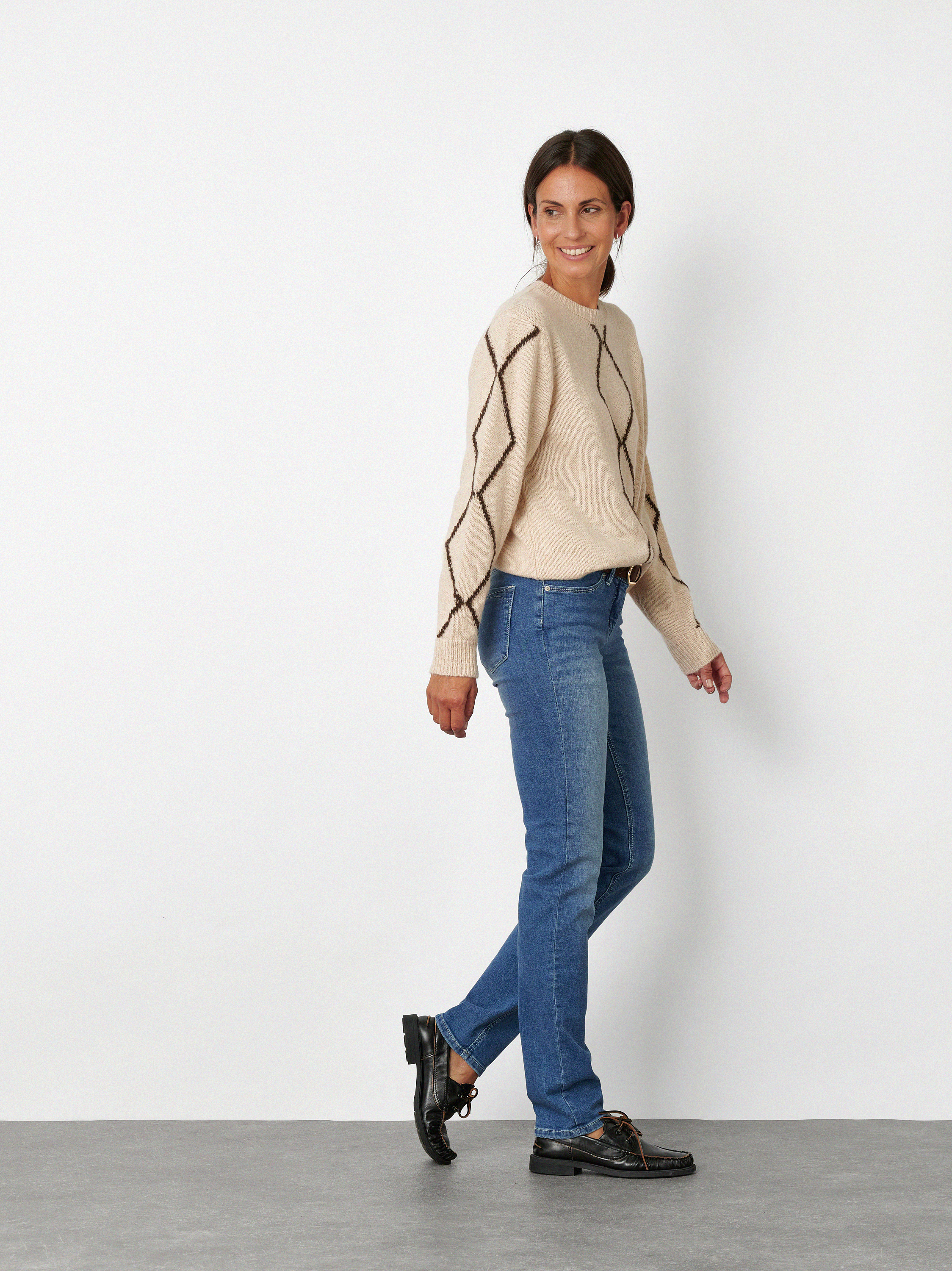 Damenjeans Perfect Shape Slim in mid blue, Slim-Fit Jeans mit Waschung, Frontansicht am Model getragen