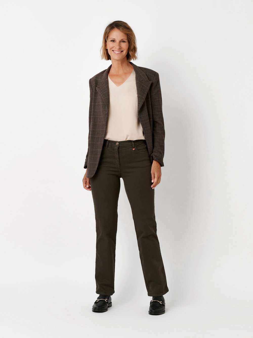 Damenjeans Meine beste Freundin in Dunkelbraun, straight-Fit Jeans, Outfitansicht am Model