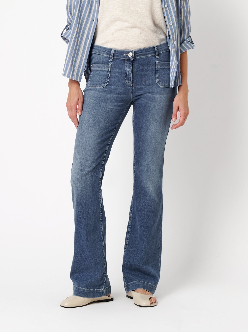 Damenjeans Perfect Shape Bootcut in mid blue, Bootcut-Jeans mit kleinen Fronttaschen, Frontansicht am Model getragen