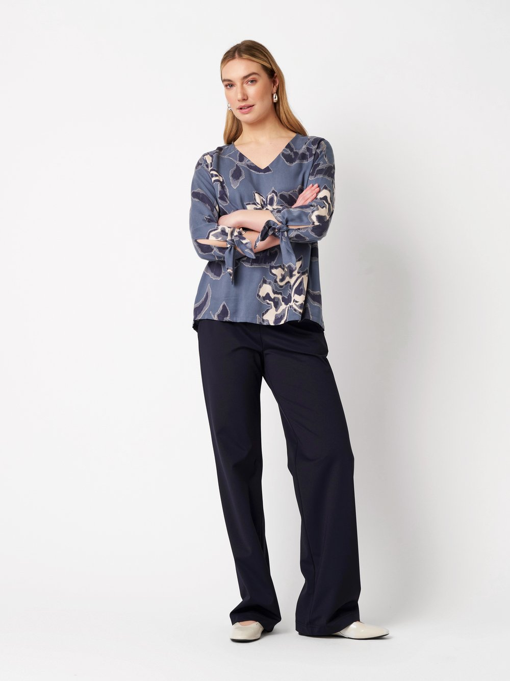 Damenbluse Anna in blue, Schlupfbluse mit Flowerprint, Outfitansicht am Model